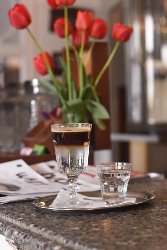 Espresso tonic ve Falku podávají v elegantní skleničce