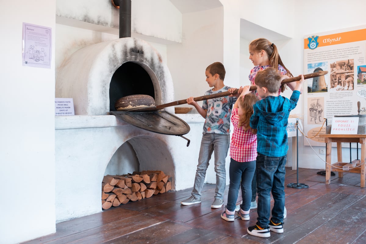 V expozici Cesty časem se děti i dospělí přenesou do středověku a vyzkouší si tradiční řemesla