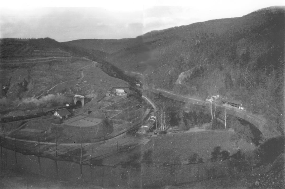 Údolí Svitavy v 50. letech, na levé straně u tunelu domek strážného Františka Olejníčka