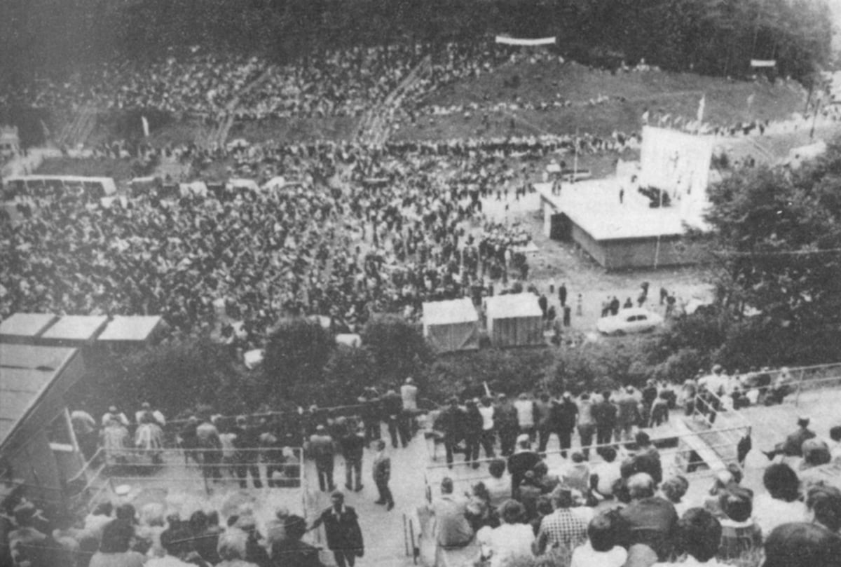 Pohled z tribun dolů.