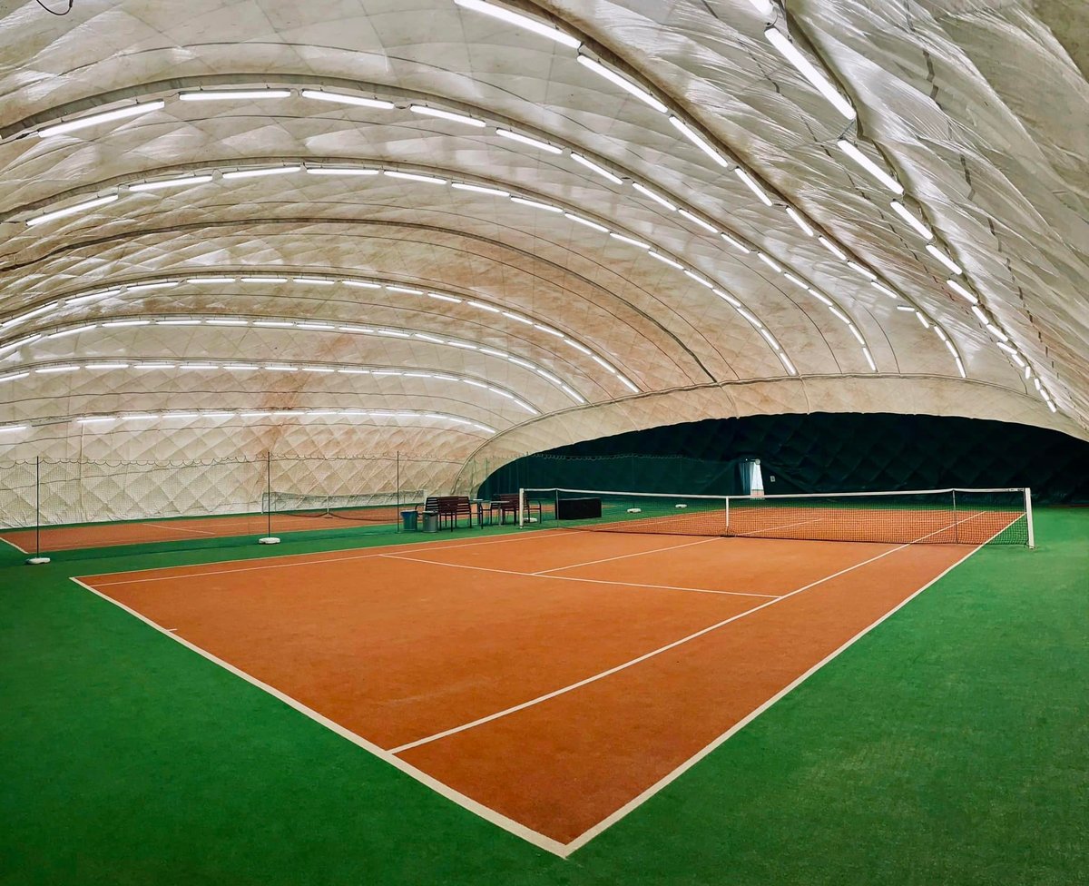 Děti si mohou vybrat mezi tenisem a badmintonem