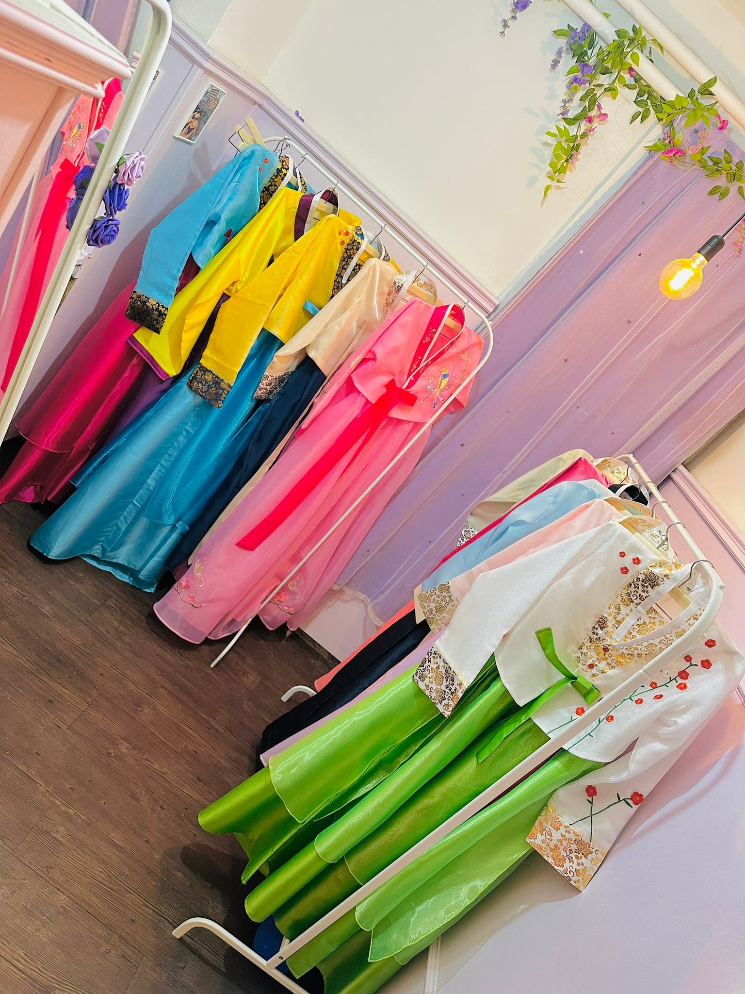 Hanbok je tradiční korejský oděv, který si v kavárně můžete vyzkoušet
