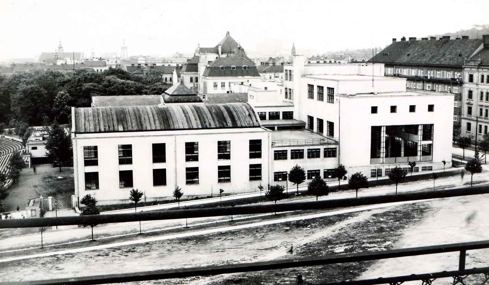Sokolovna a společenské centrum Stadion má své kořeny v roce 1922. Budovu slavnostně otevřeli v roce 1929.