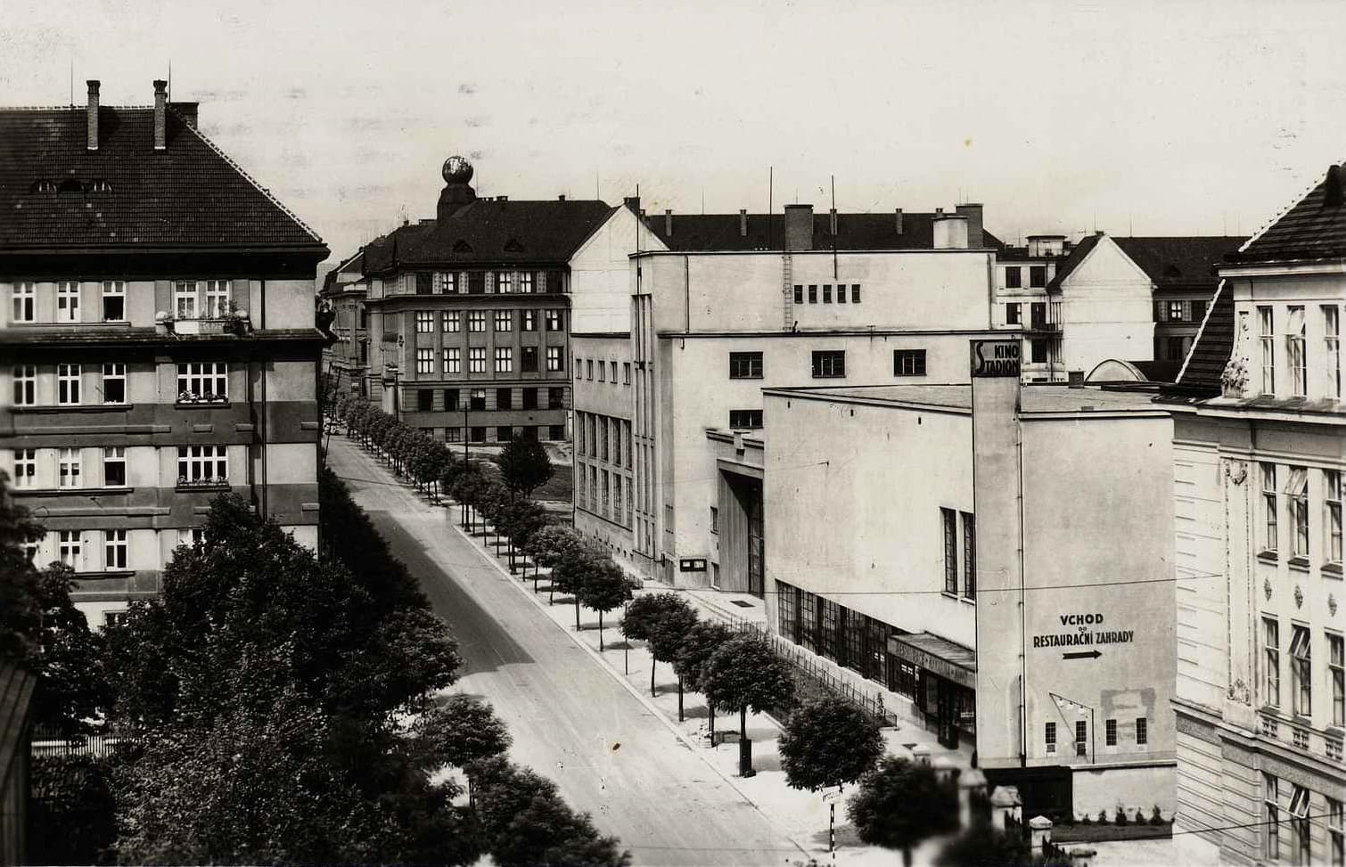 Sokolovna a společenské centrum Stadion má své kořeny v roce 1922. Budovu slavnostně otevřeli v roce 1929.