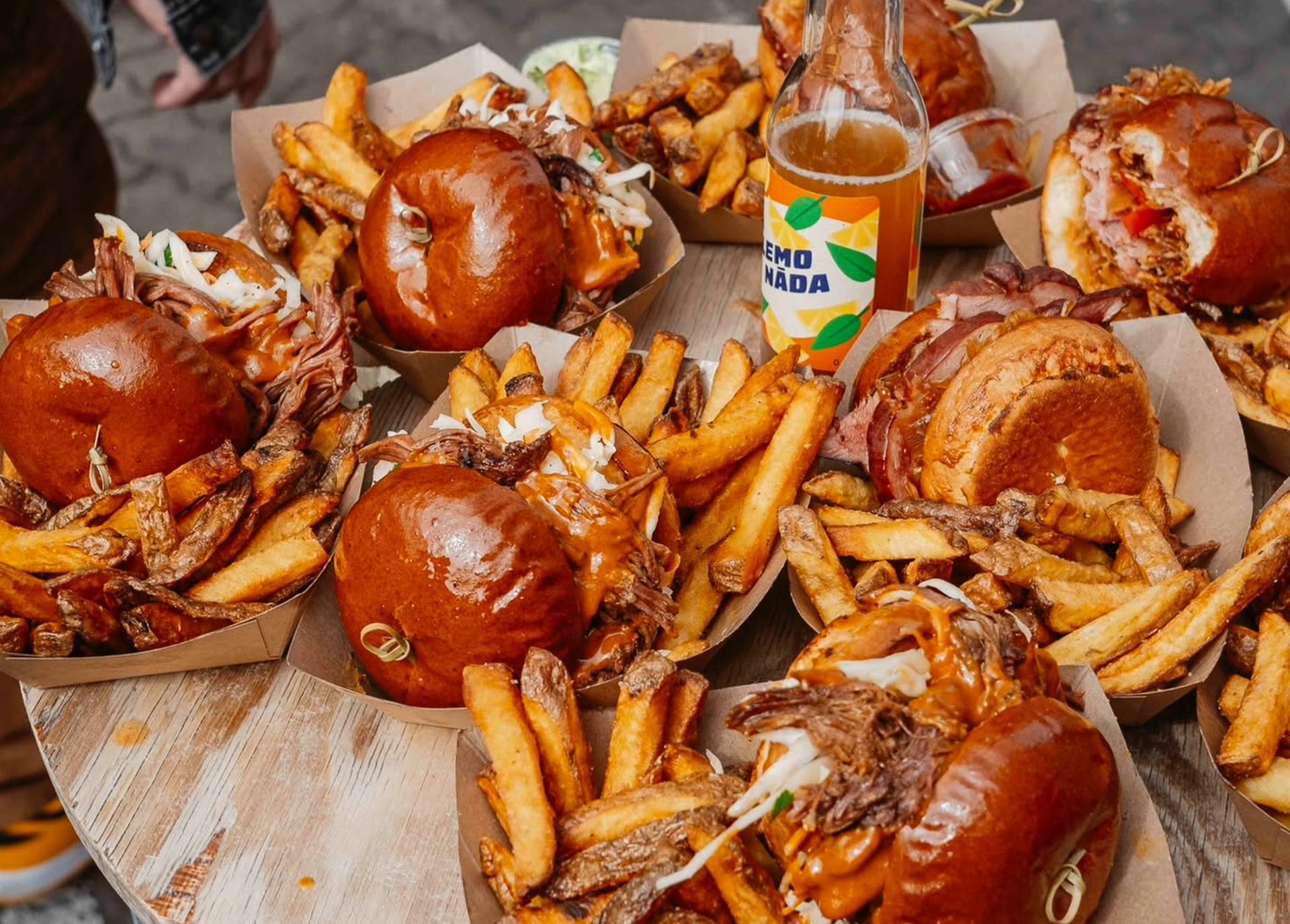 Brněnská burgermánie: TOP 10 příček burger králů města