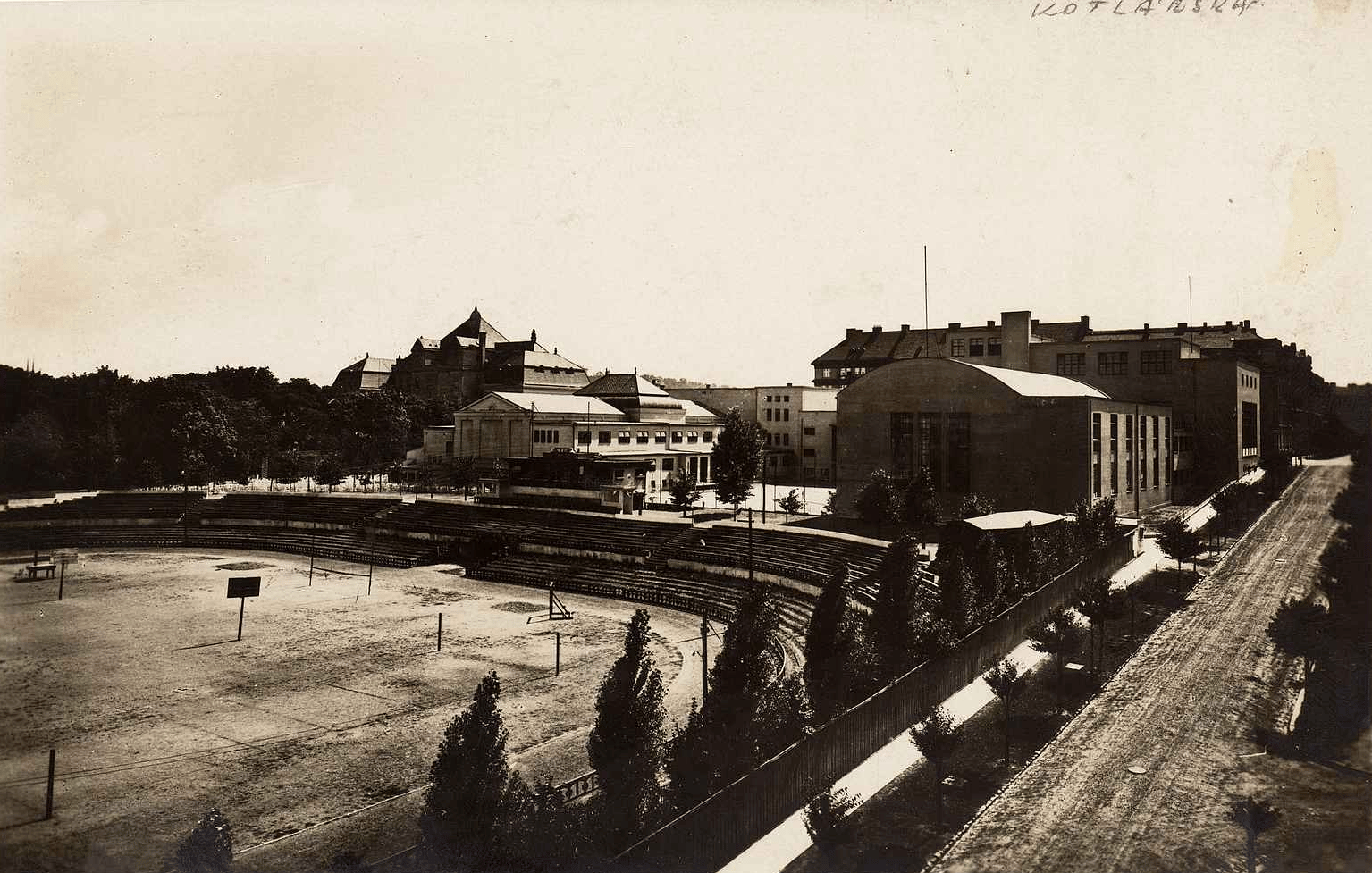 Sokolovna a společenské centrum Stadion má své kořeny v roce 1922. Budovu slavnostně otevřeli v roce 1929.