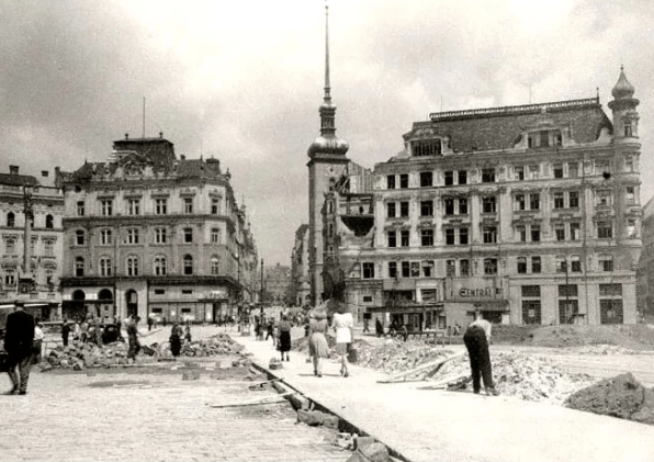 Komentované prohlídky s historiky Martinem Koplíkem a Michalem Konečným nás zavedou na místa, kde se lámaly dějiny.