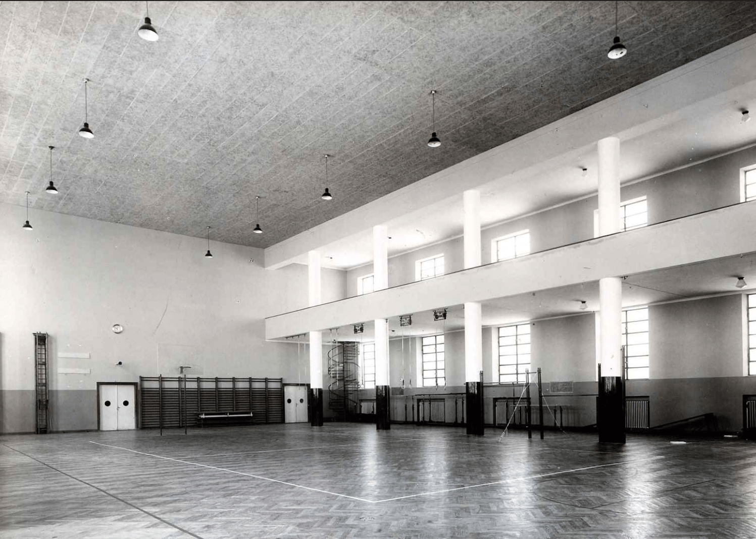 Sokolovna a společenské centrum Stadion má své kořeny v roce 1922. Budovu slavnostně otevřeli v roce 1929.