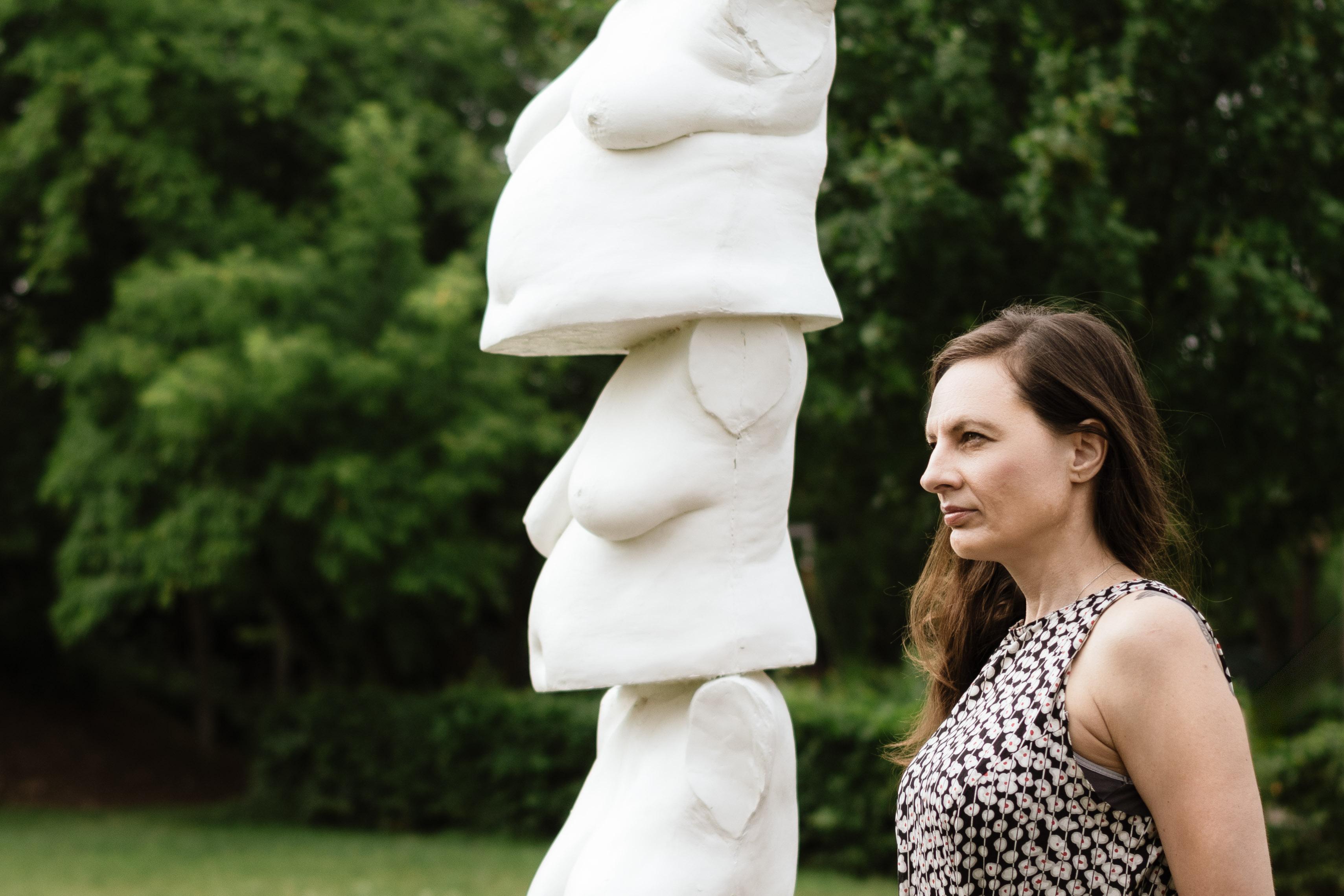 Umělkyně Lenka Klodová pro festival vytvořila sochu složenou z odlitků poprsí žen různého věku