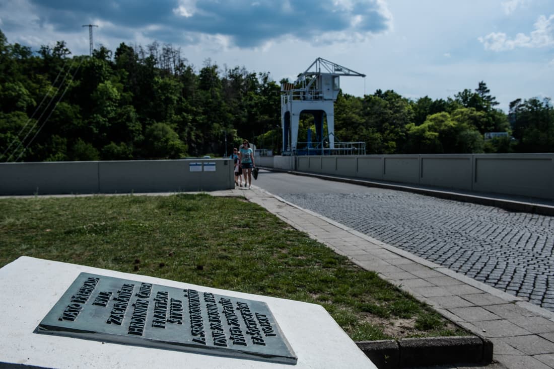 Pomník Františka Šikuly u hráze přehrady.