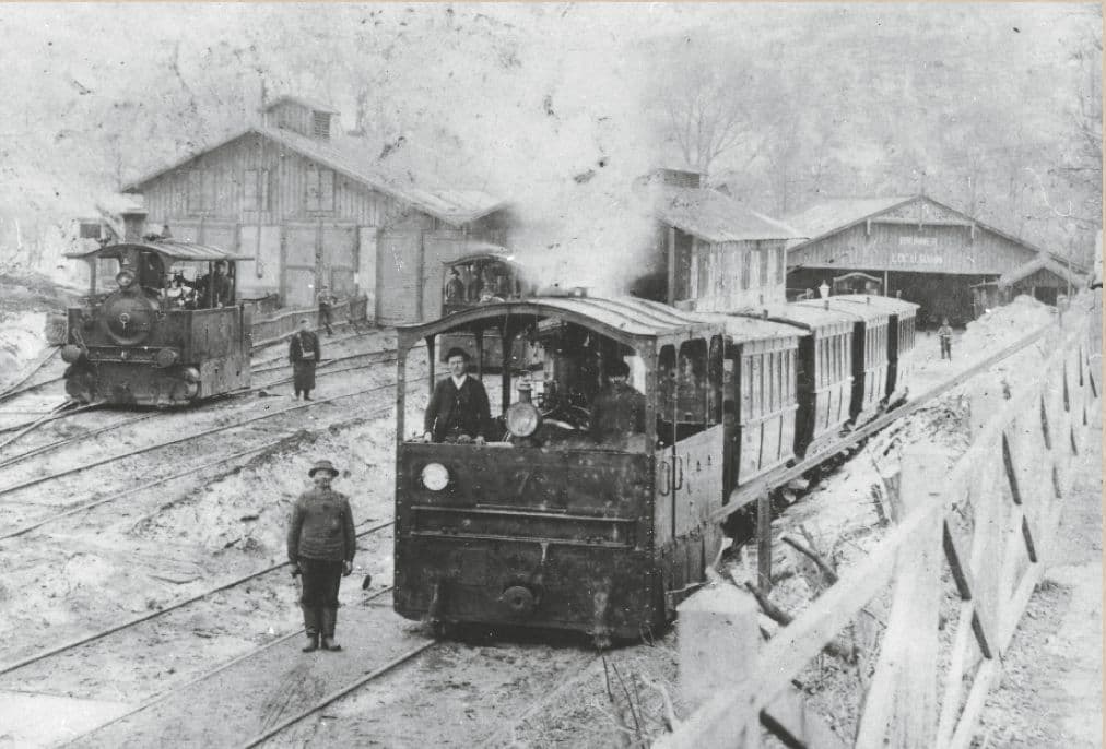 Parní tramvaj před vozovnou v Pisárkách.