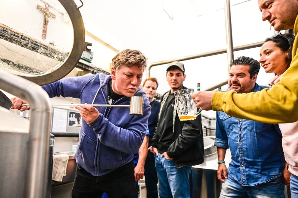 Herci z Městského divadla Brno vaří své pivo.