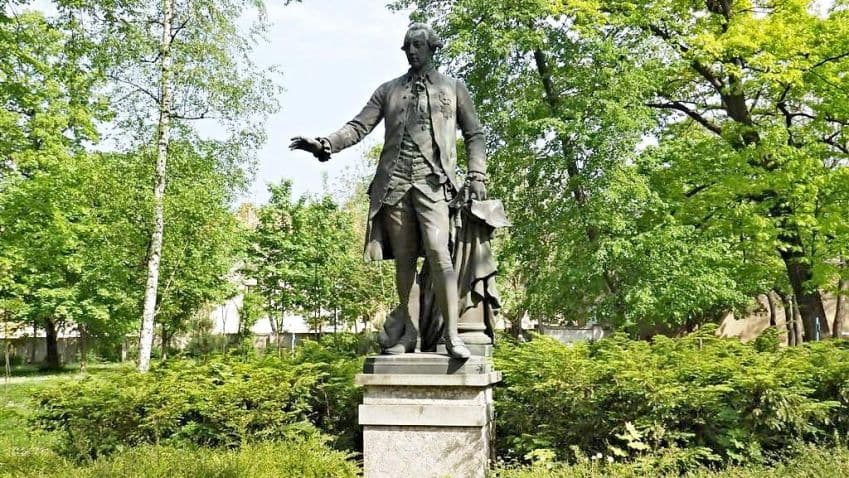 Socha v zahradě léčebny