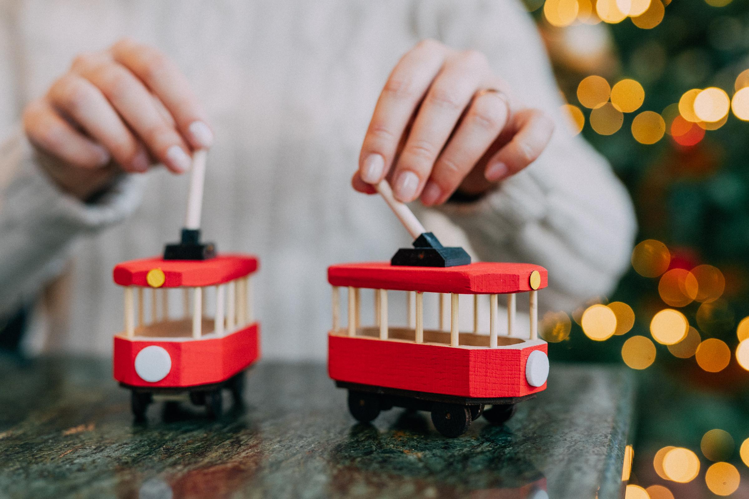 Ručně vyráběná dřevěná šalinka je krásným designovým objektem.