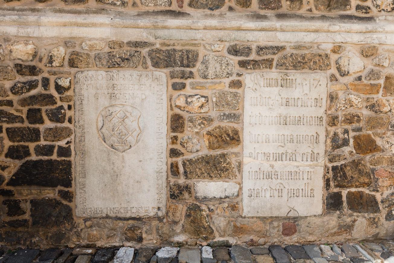 Náhrobky ve zdi petrovské katedrály.