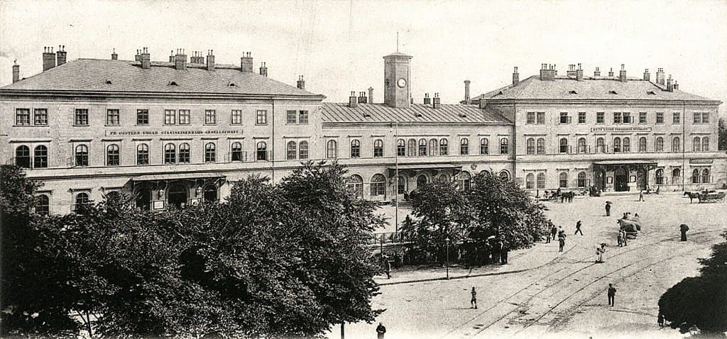 Dvě budovy hlavního nádraží spojené výpravní budovou, před rokem 1900