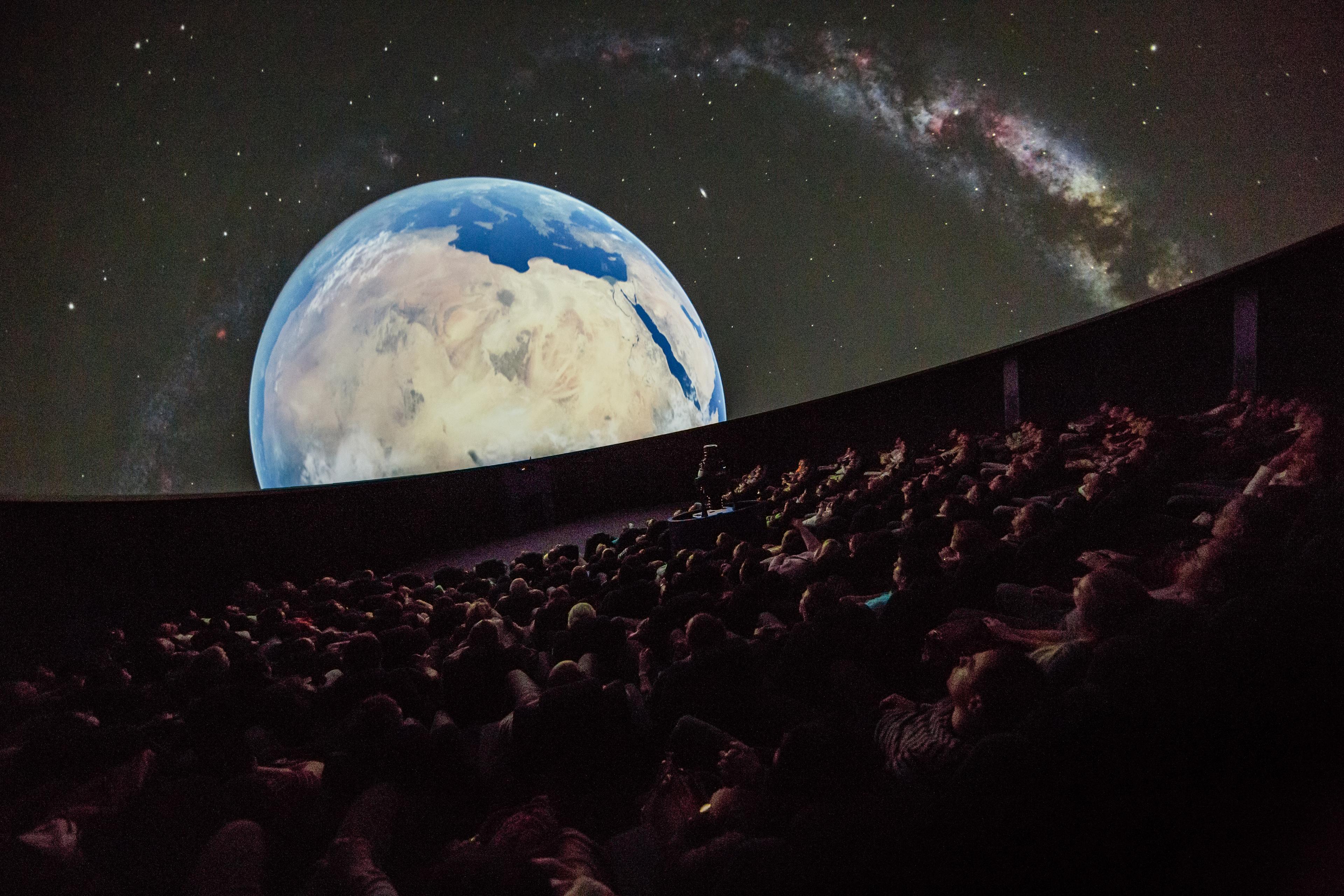 Zajděte si třeba na představení Vesmír všemi smysly 3D.