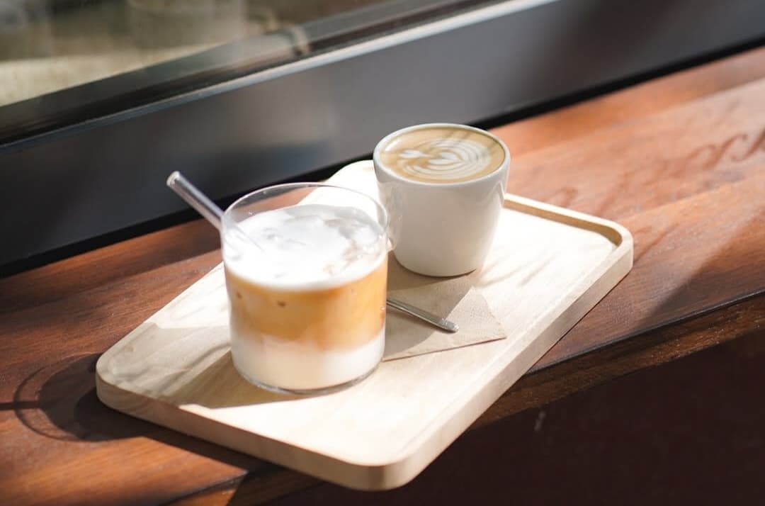 Káva v Au Lait espresso bar.