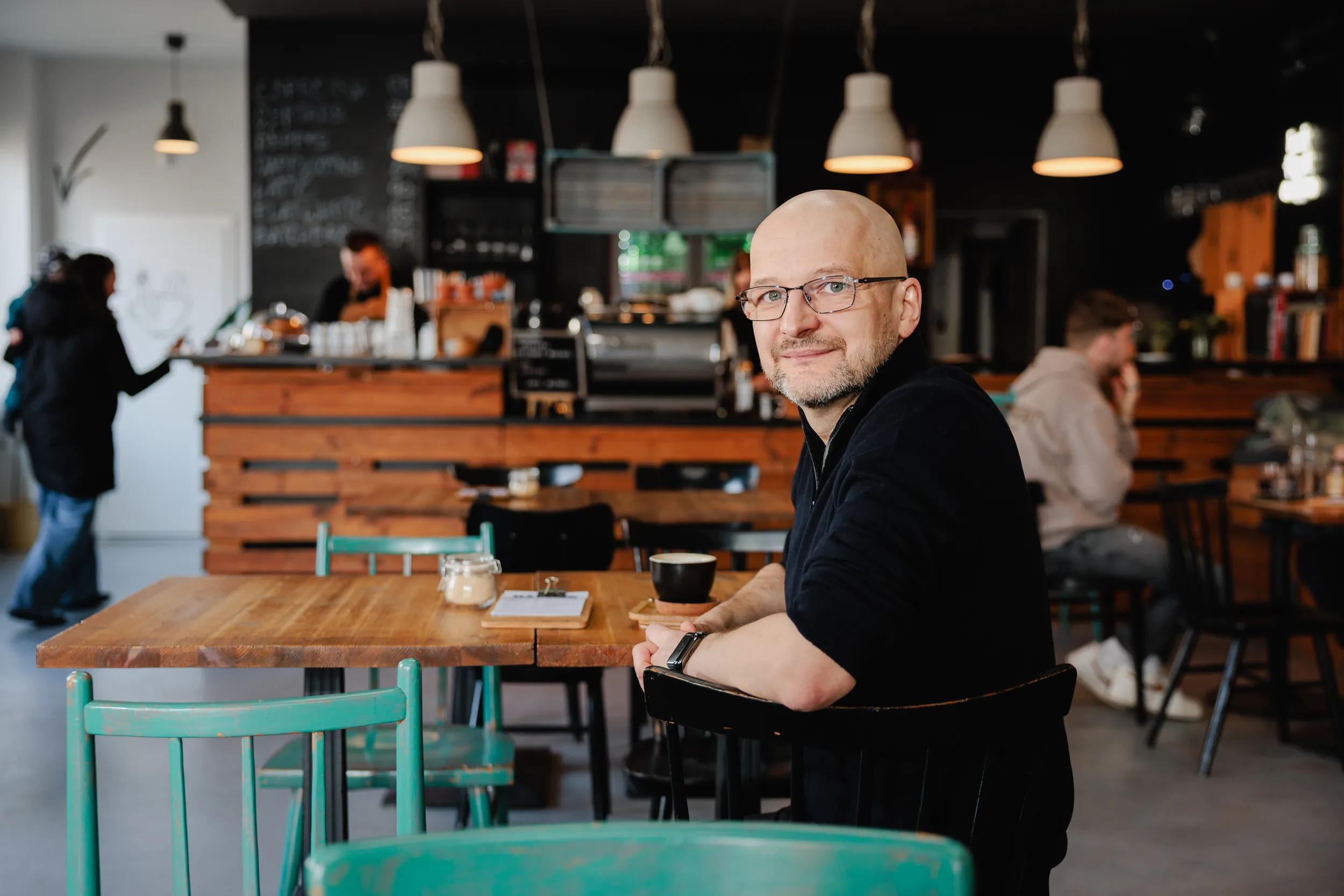 Rozhovor jsme začali v líšeňském Kafe Mlýnek