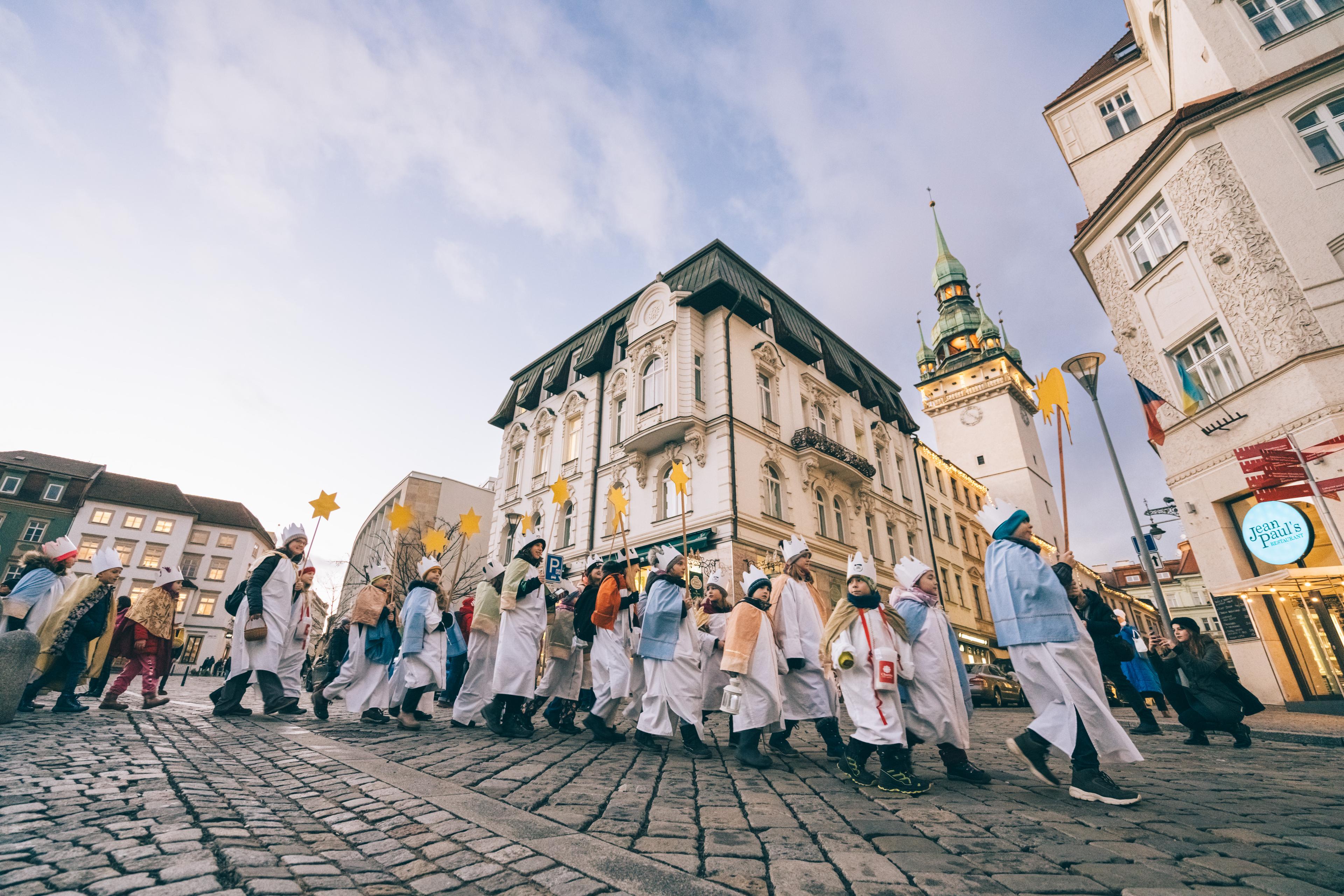 Pochod koledníků ke Tříkrálové sbírce.