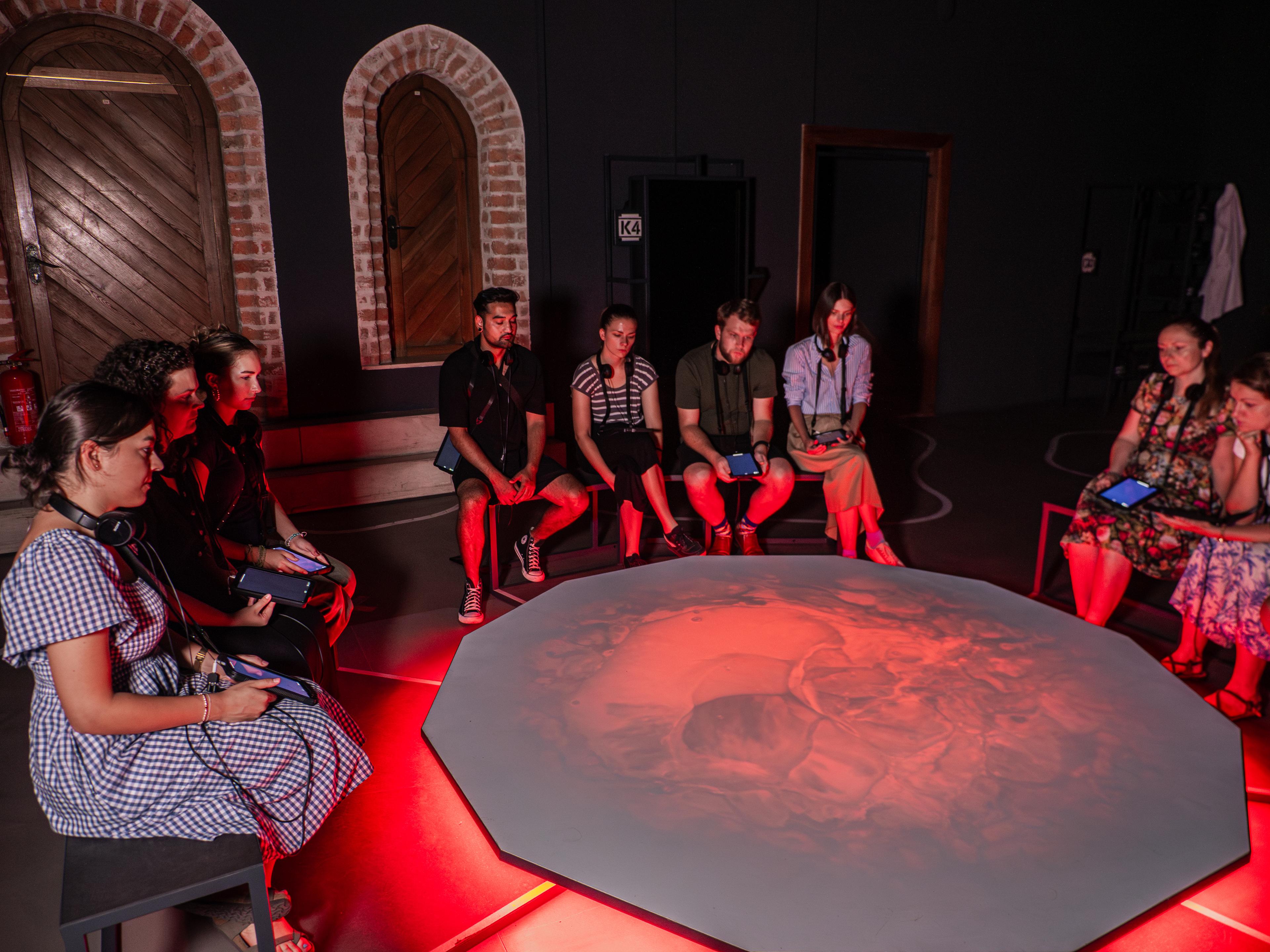 Výstava nabízí různorodá stanoviště s obrazem, zvukem a interaktivními prvky.