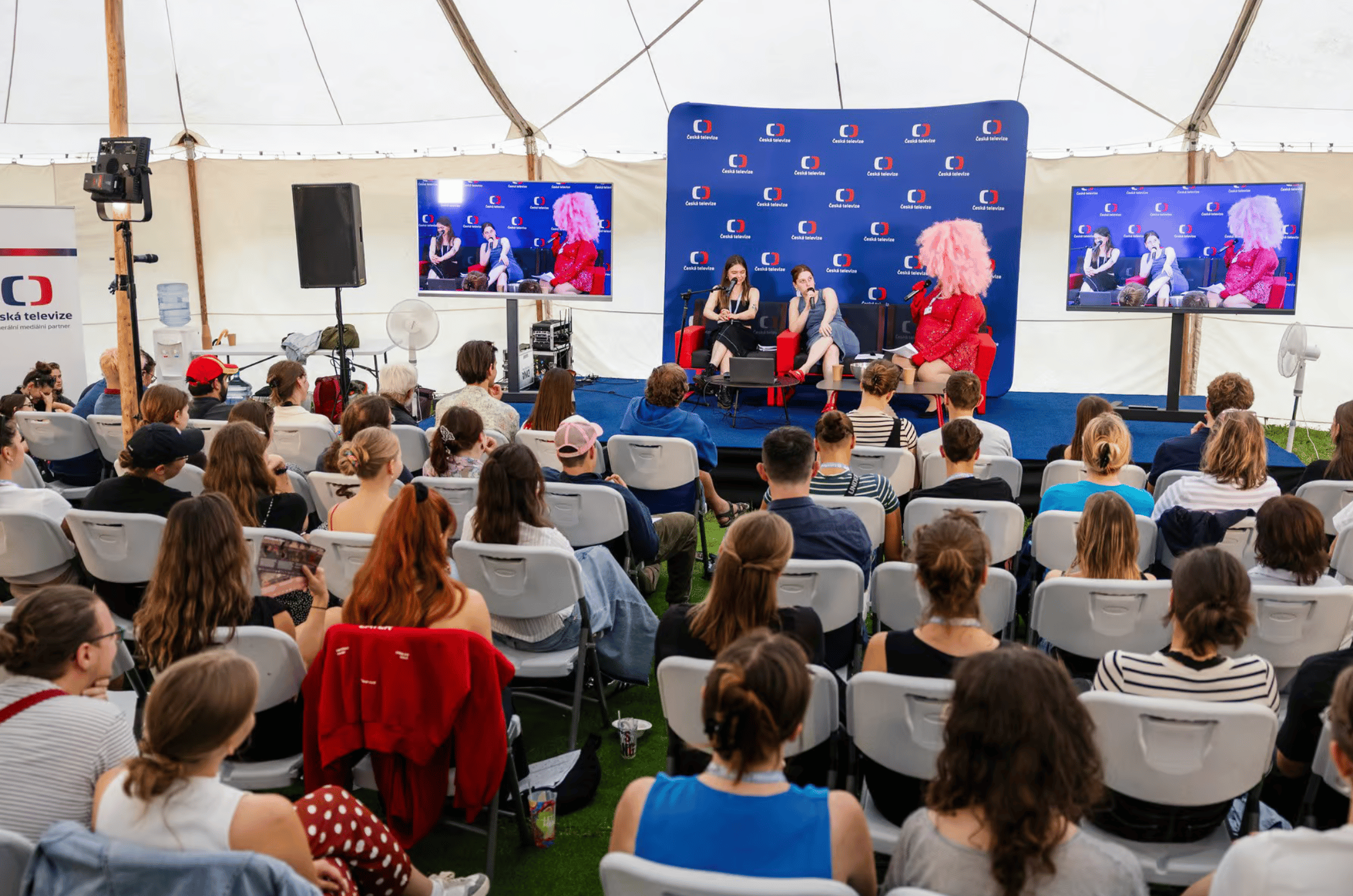 Někteří účastníci Filmovky navštěvují především přednášky, které jsou nedílnou součástí festivalu.