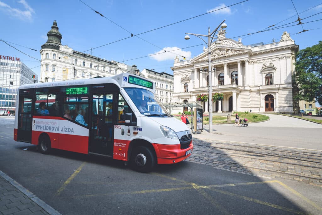 minibusem před Mahenovým divadlem
