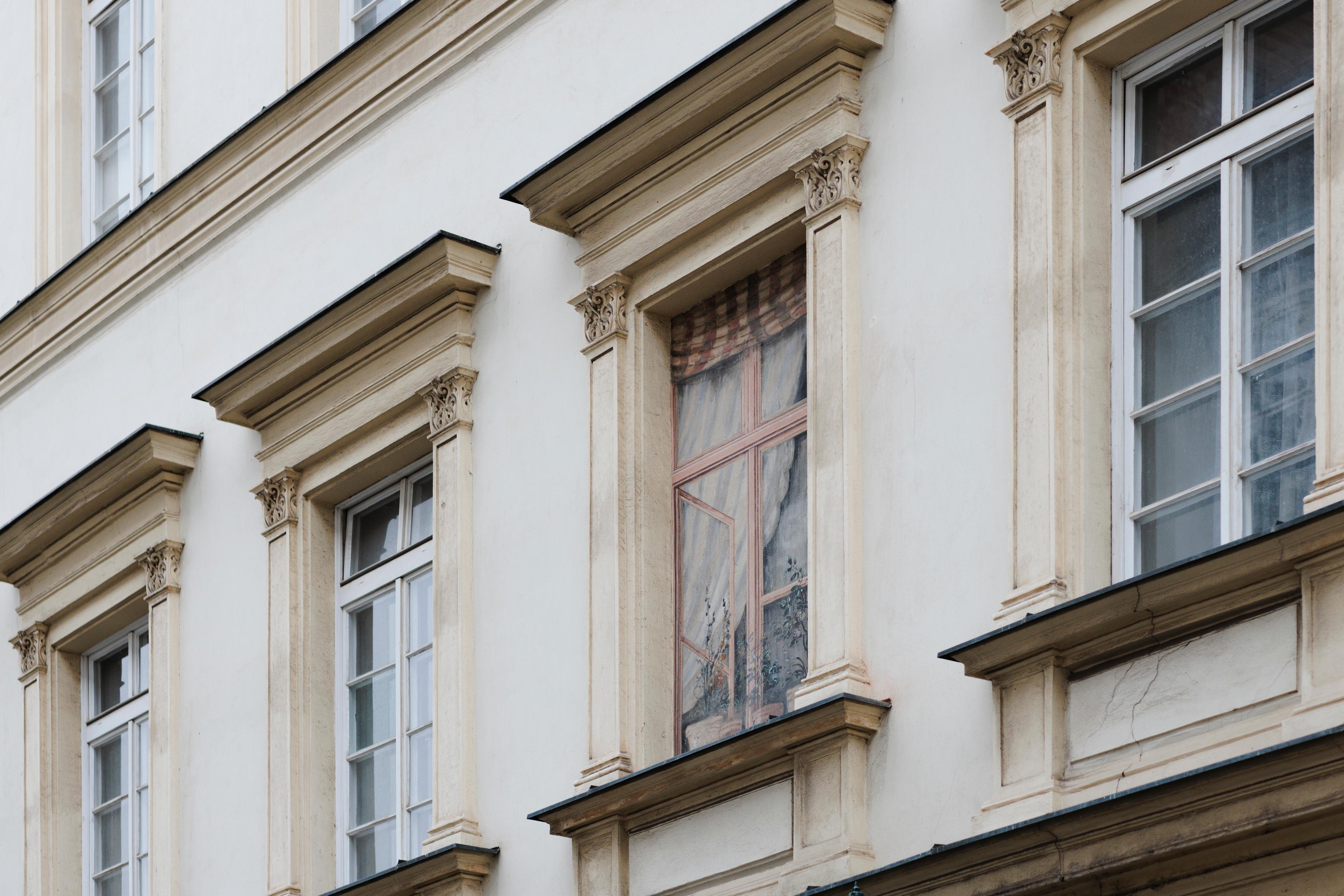 Namalované okno na Kapucínském náměstí. Pokud se tak ovšem náměstí opravdu jmenuje!