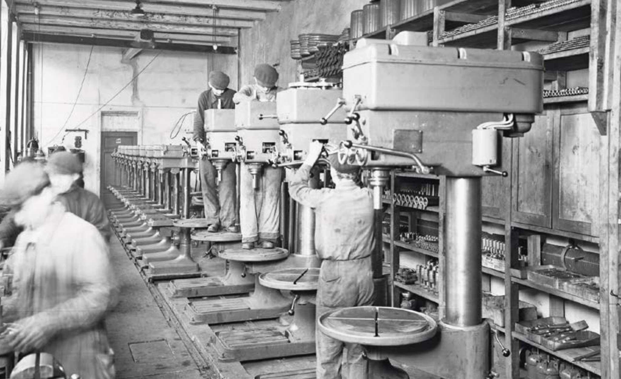 Pohled do dílny, v níž se zhotovují stojanové vrtačky. Provoz firmy Wilhelm Hoffarth. Neznámý fotograf, 1942.