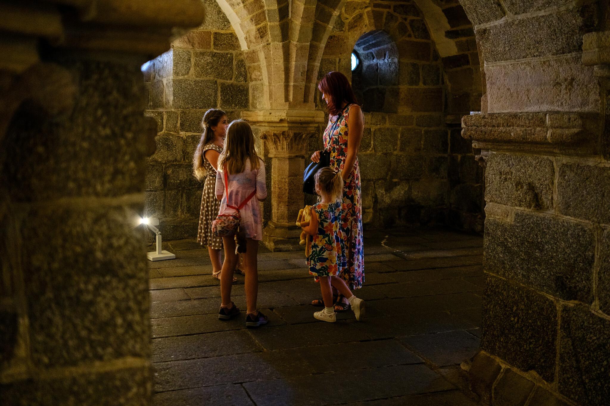 S baterkami v rukou se malí i velcí průzkumníci vydají za tajemstvím a skrytými příběhy této nádherné památky.