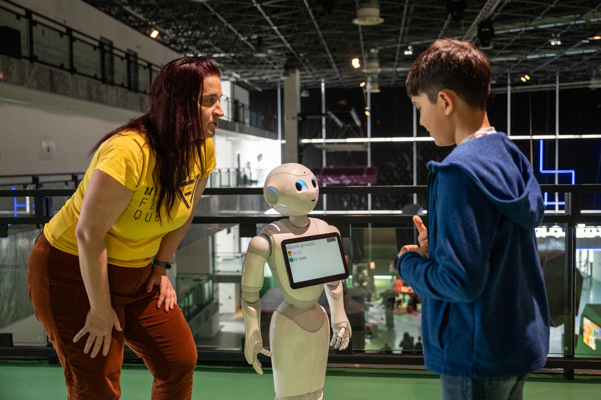 Potřeste si rukou s humanoidem