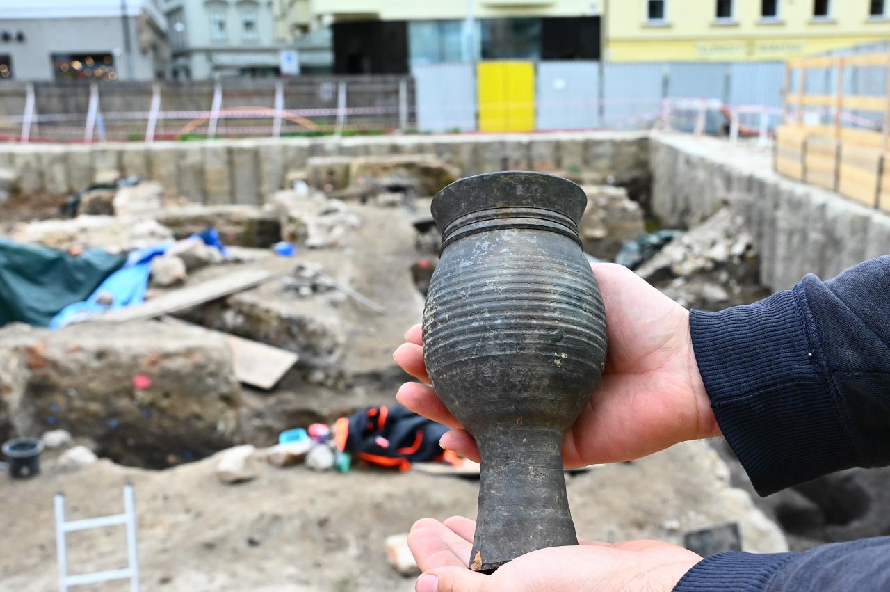 Plocha pod koncertním sálem ukrývala pravěkou sekerku i dům ze 13. století