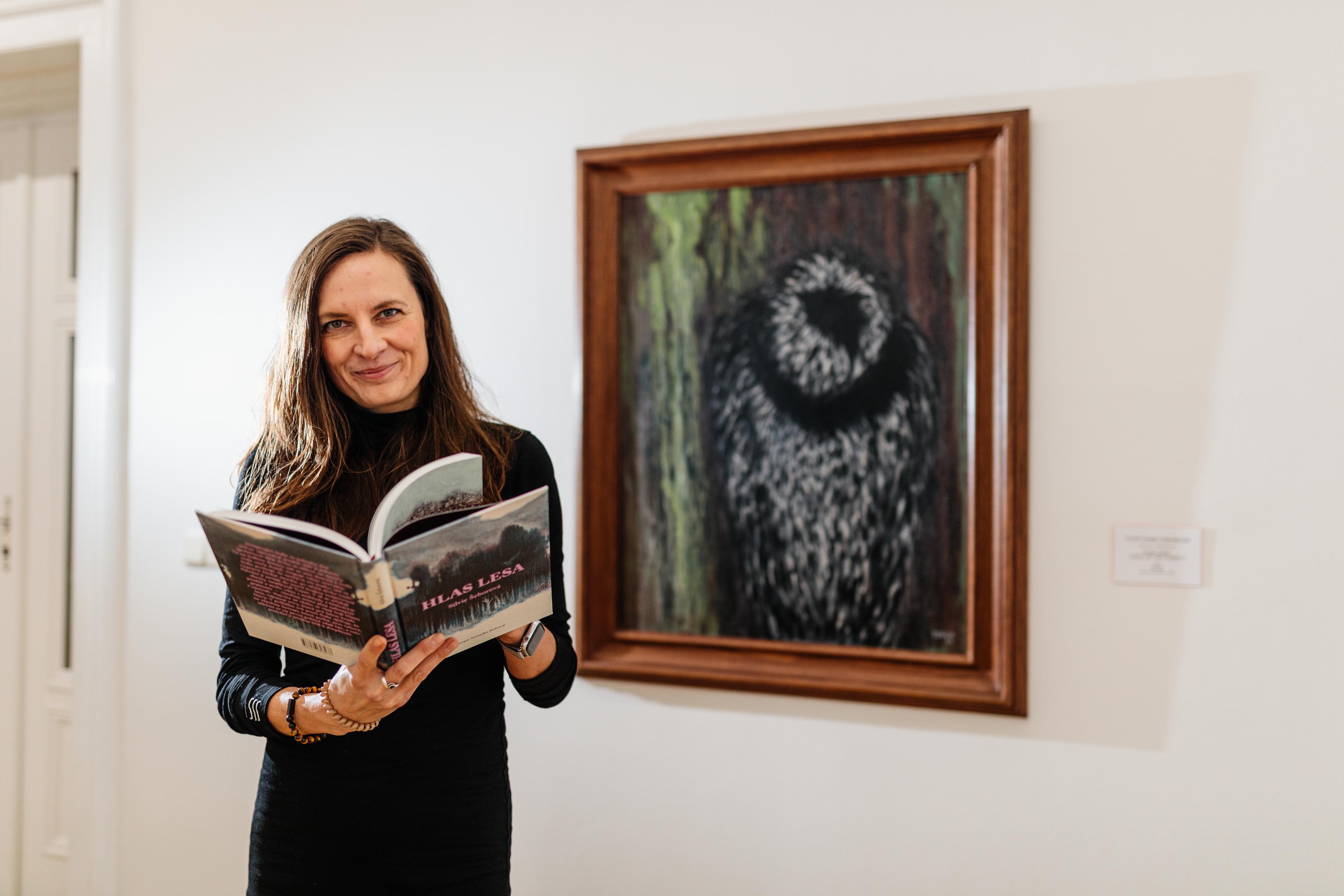 Silvie Šeborová u obrazu Hlas lesa v Pražákově paláci.