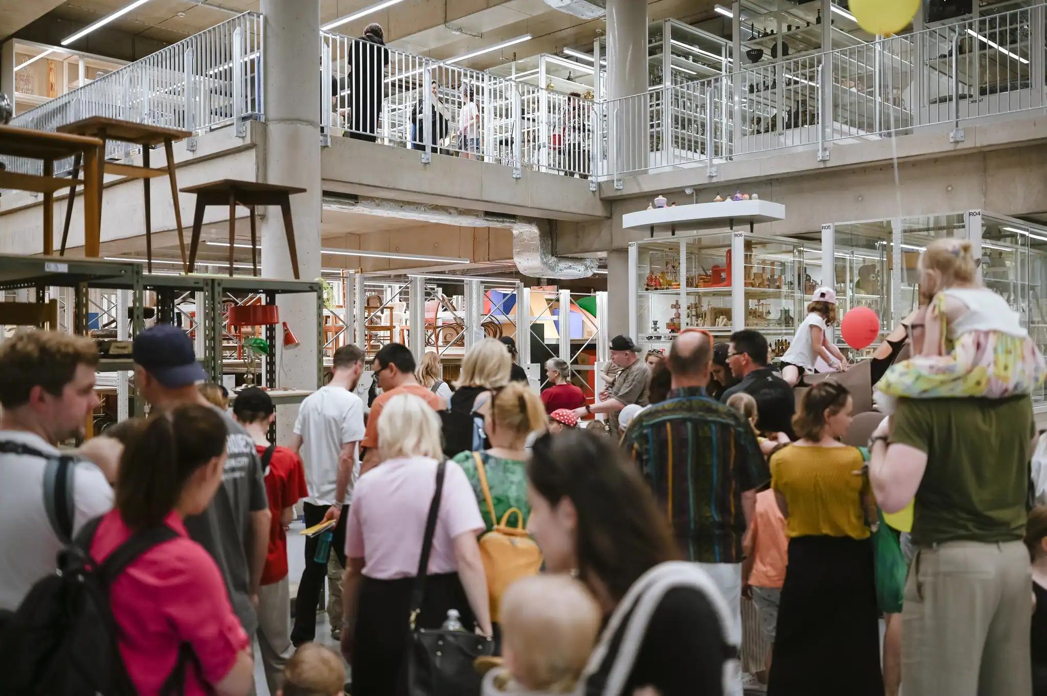 Otevřený depozitář je plný obrazů a designových předmětů, které na běžných výstavách neuvidíte
