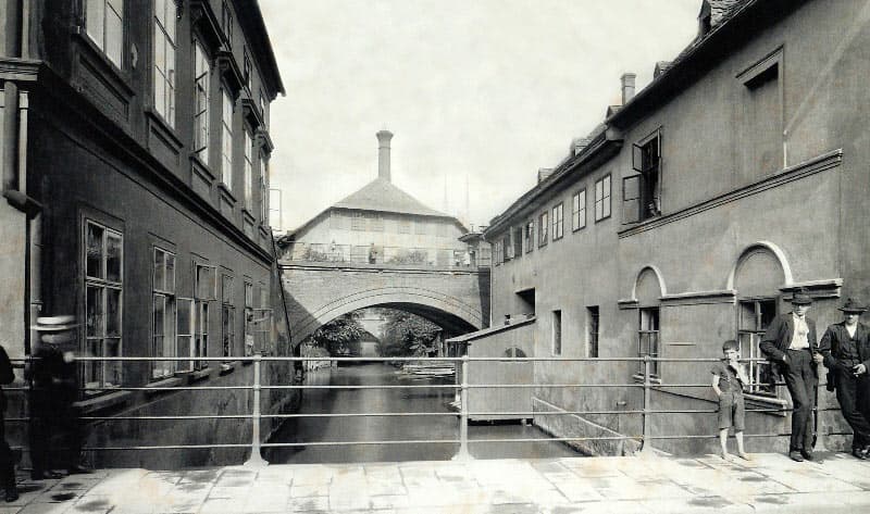 Svratecký náhon, v pozadí Haasův mlýn