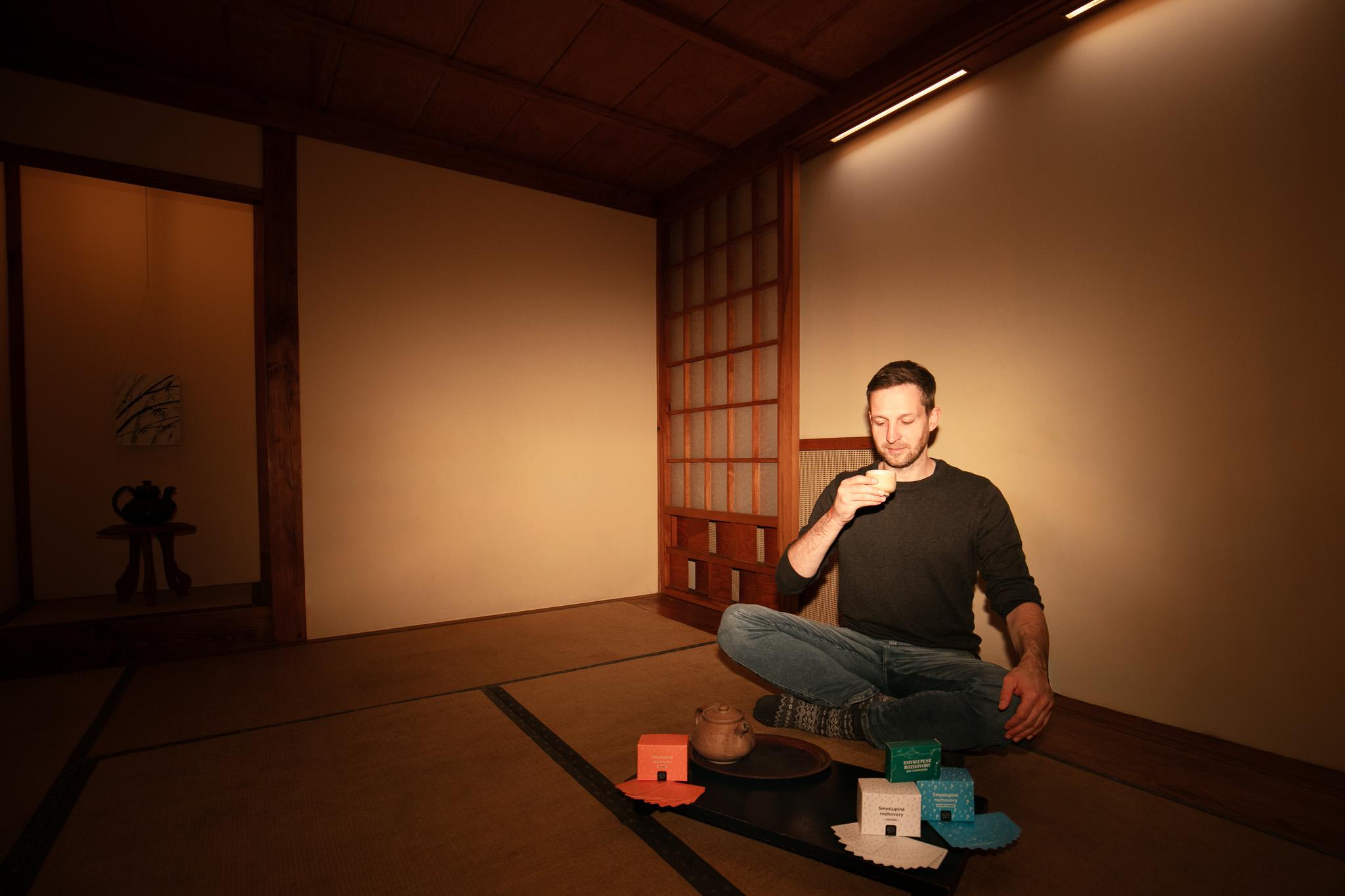 Vítek Novotný často pořádá setkání Smysluplných rozhovorů v brněnské Chajovně.