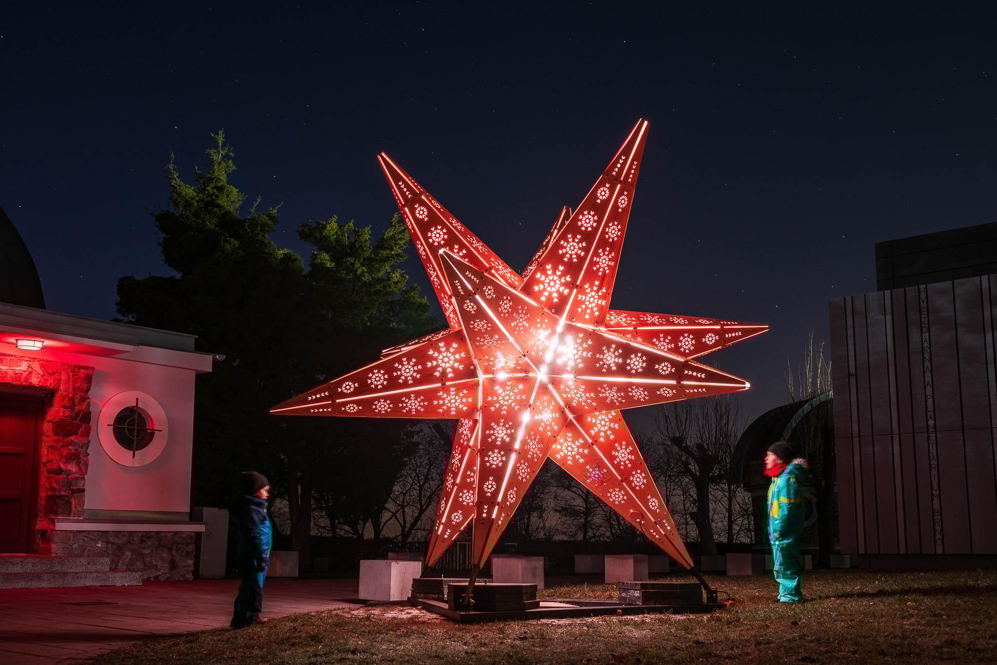 Hvězda září, mluví a vypráví. 