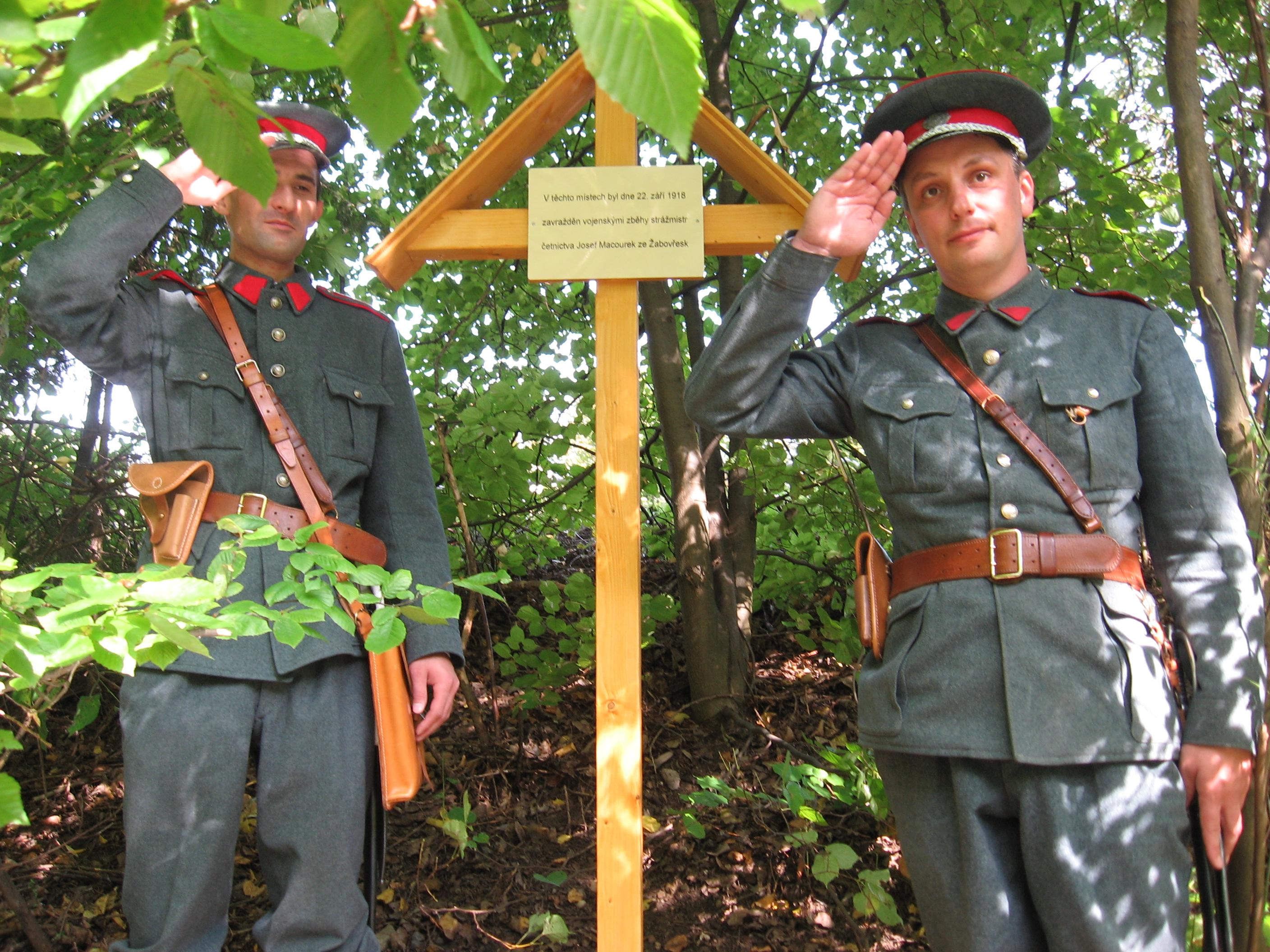Pamětní kříž Josefa Macourka u dnešní Kníničské