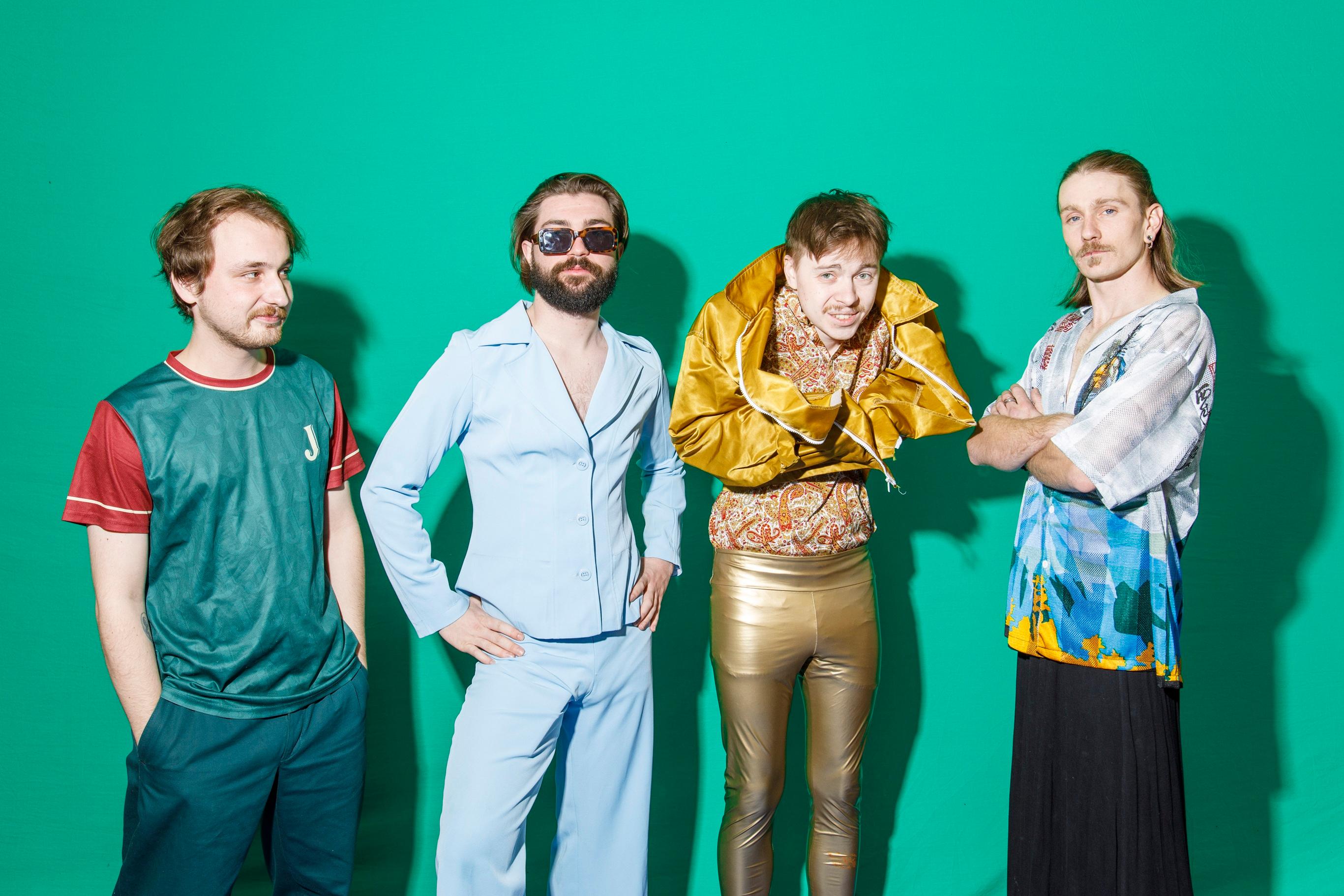 Honza Čuma (druhý zprava), frontman kapely mmnk