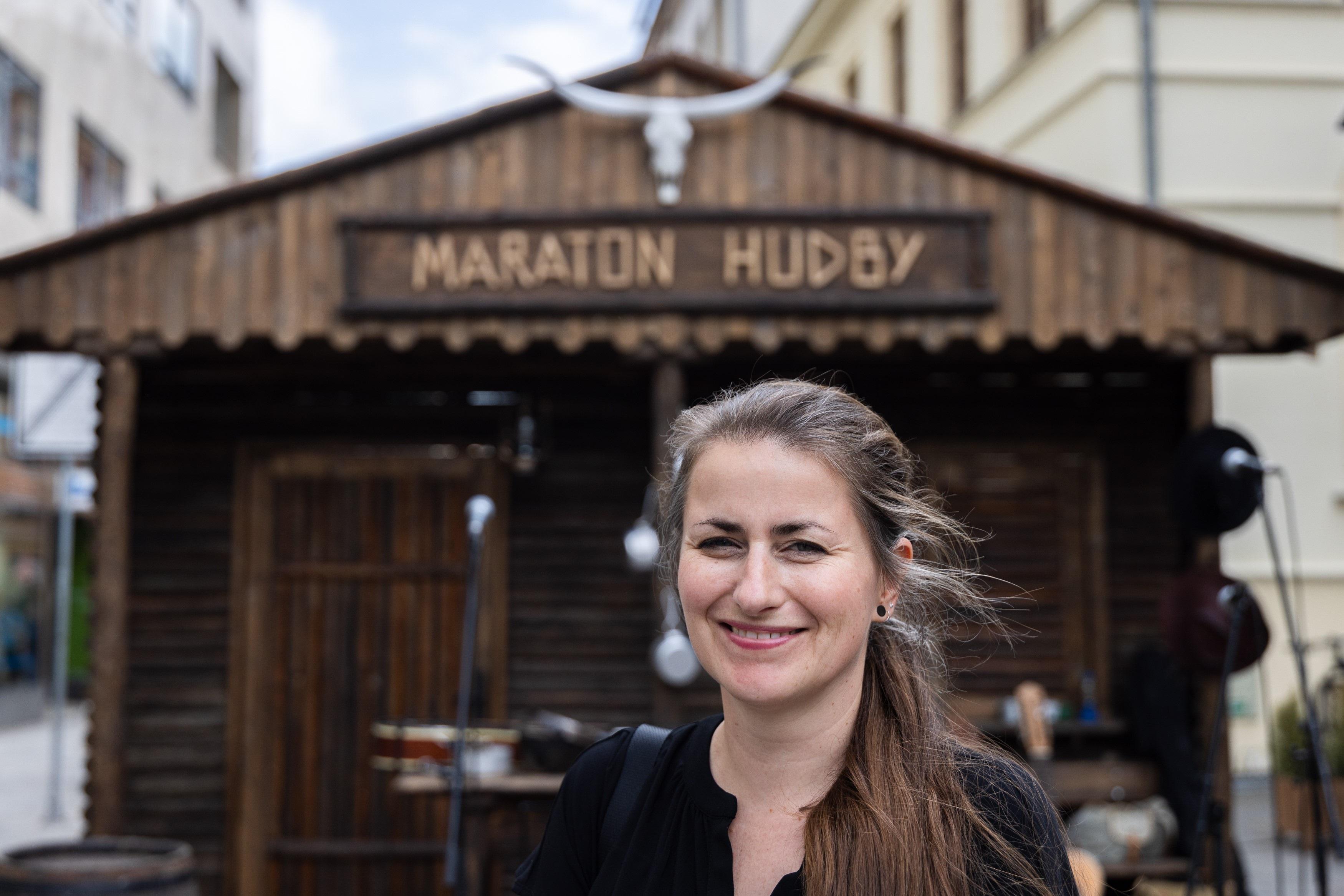 První vlaštovka Maratonu hudby Brno: Kateřina Šedá odhalila buskerský pokoj