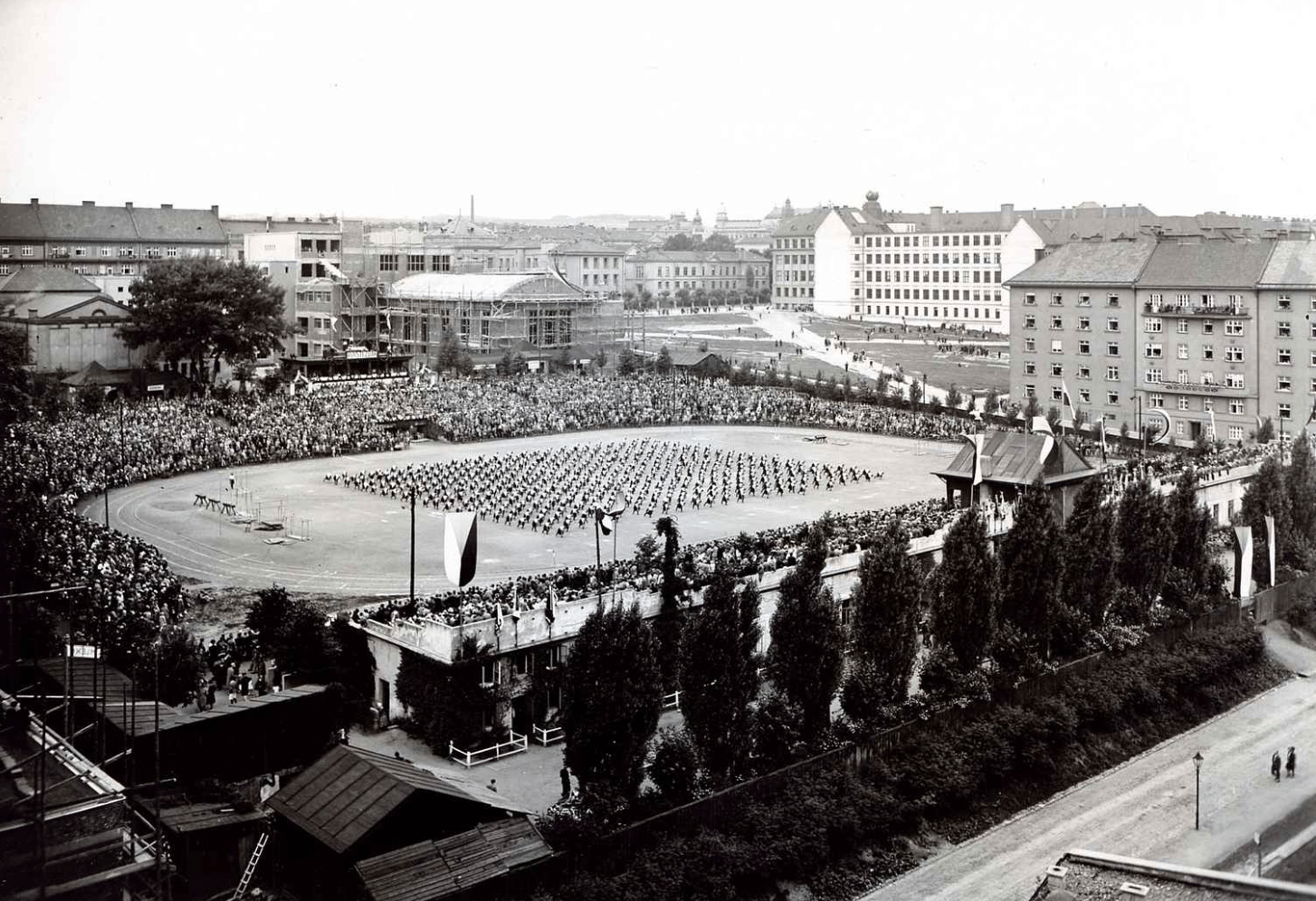 Sokolovna a společenské centrum Stadion má své kořeny v roce 1922. Budovu slavnostně otevřeli v roce 1929.