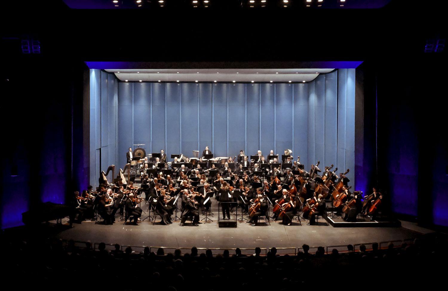 Posluchače čeká mimořádné obsazení orchestru, na pódiu bude 103 hudebníků