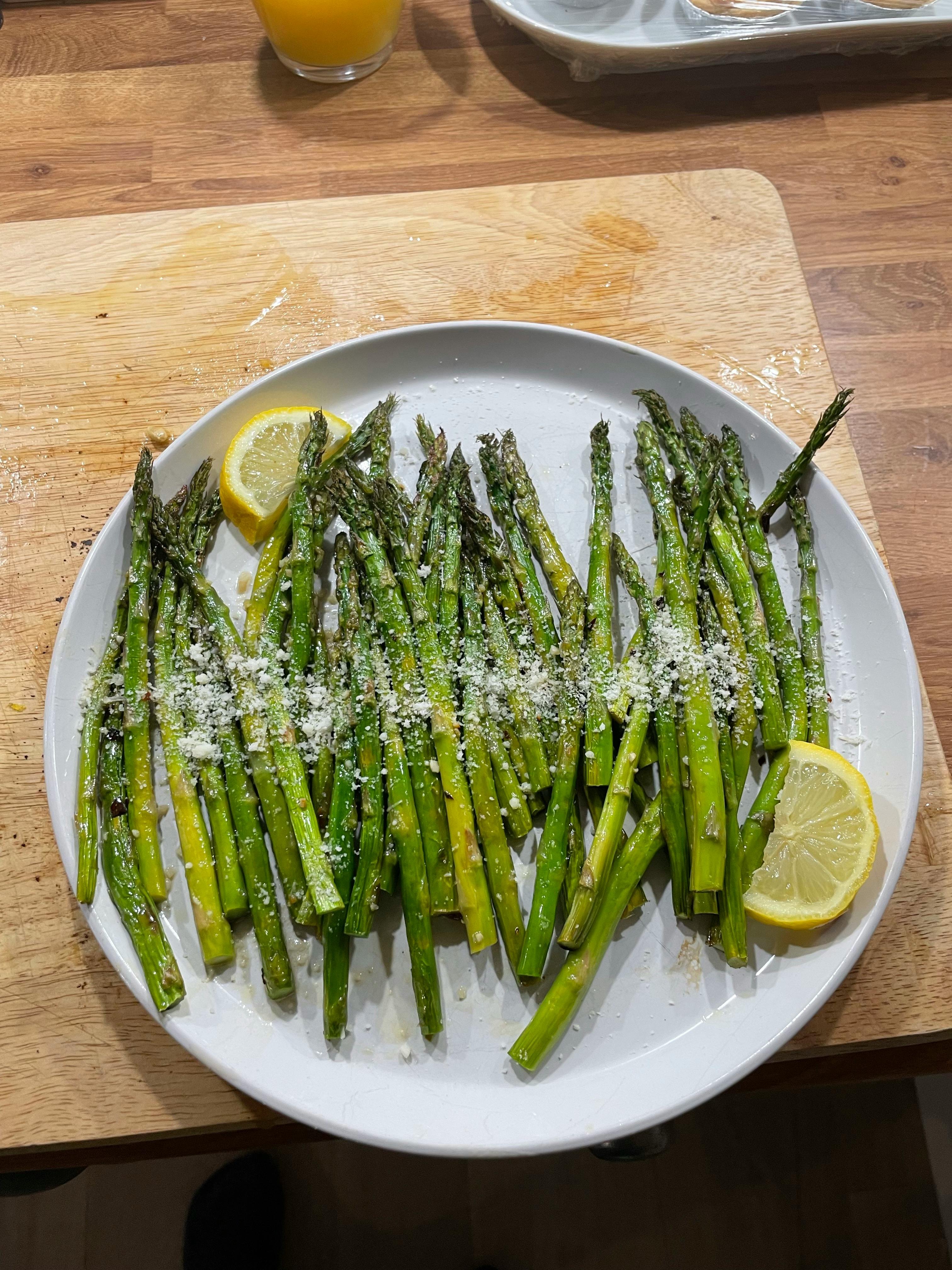 Restovaný zelený chřest s parmezánem a citronem
