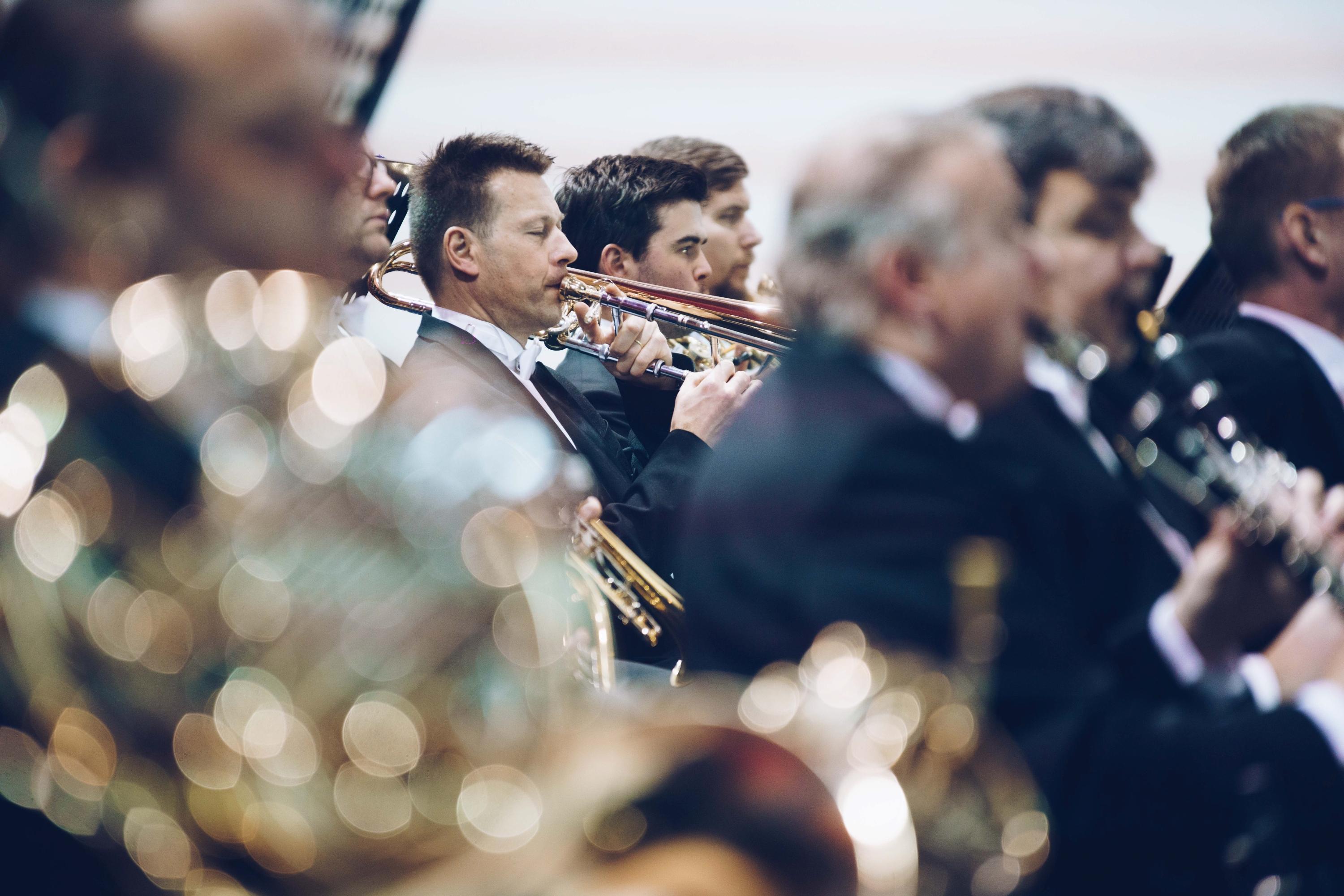 Živý orchestr v akci. Brněnští filharmonici při jedné z koncertních skladeb.