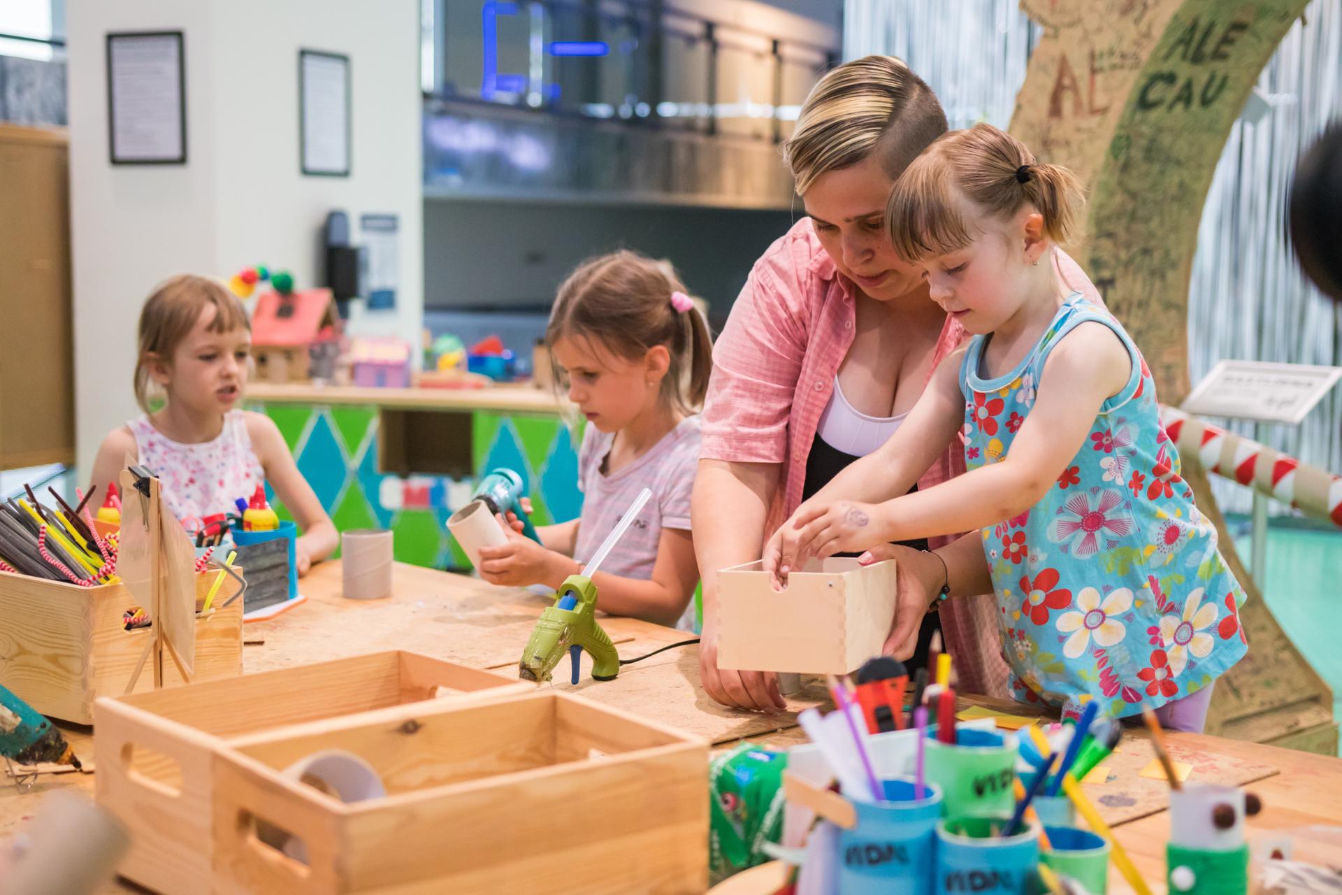 Bastlírna je místo, kde je dostatek nářadí i materiálu, tvorbě se meze nekladou.