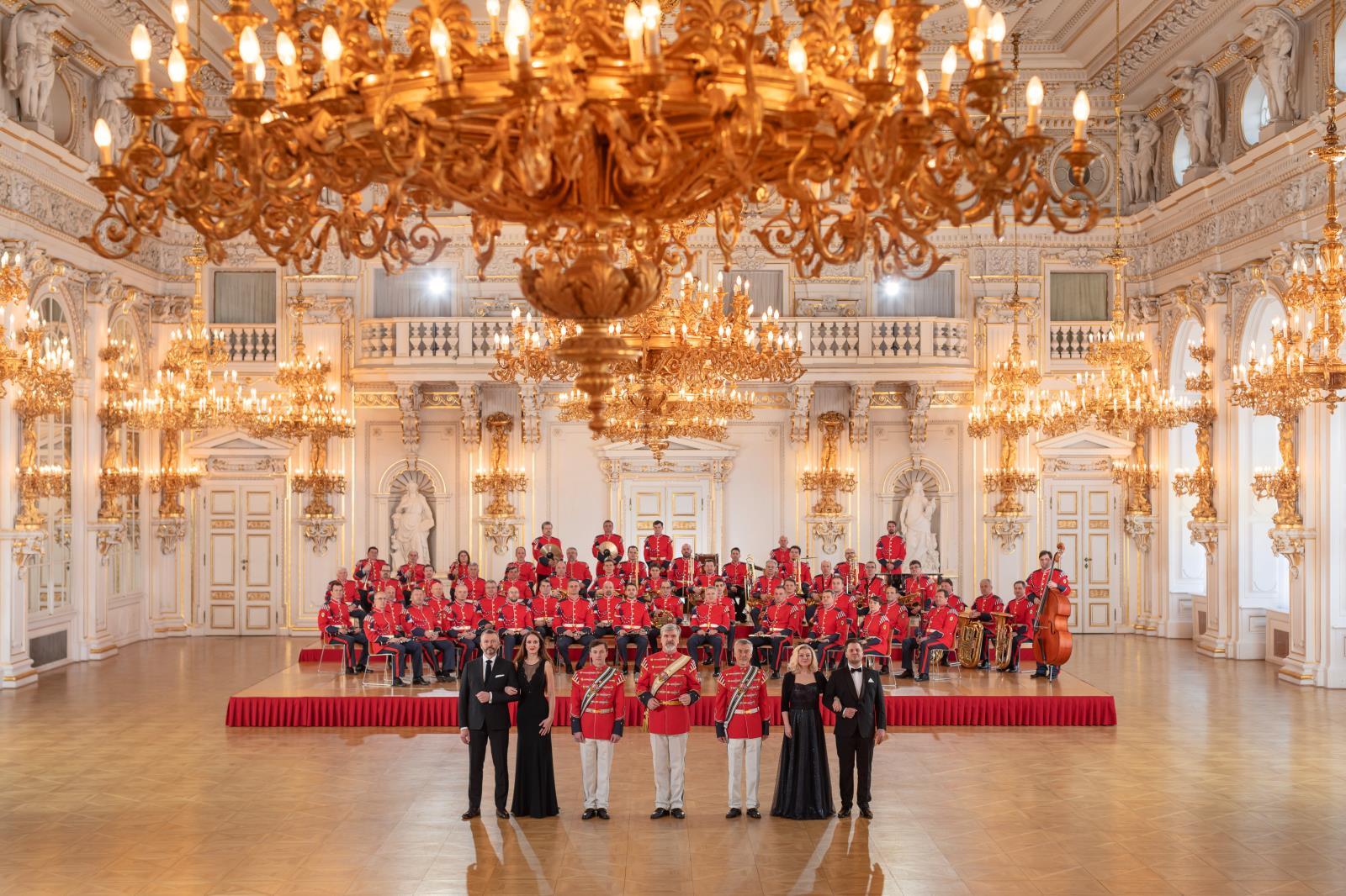 Koncert vyvrcholí Sinfoniettou Leoše Janáčka, při které se k orchestru přidá Hudba Hradní stráže a Policie ČR.
