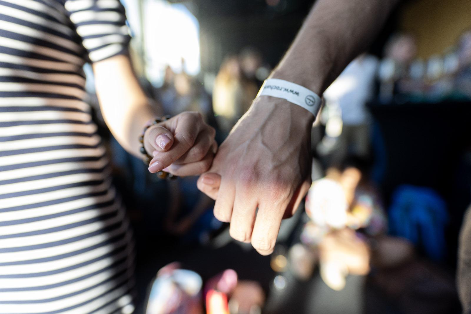 Fest-noz v Bratislavě - detail držení za malíčky typické pro bretonské řetězové tance