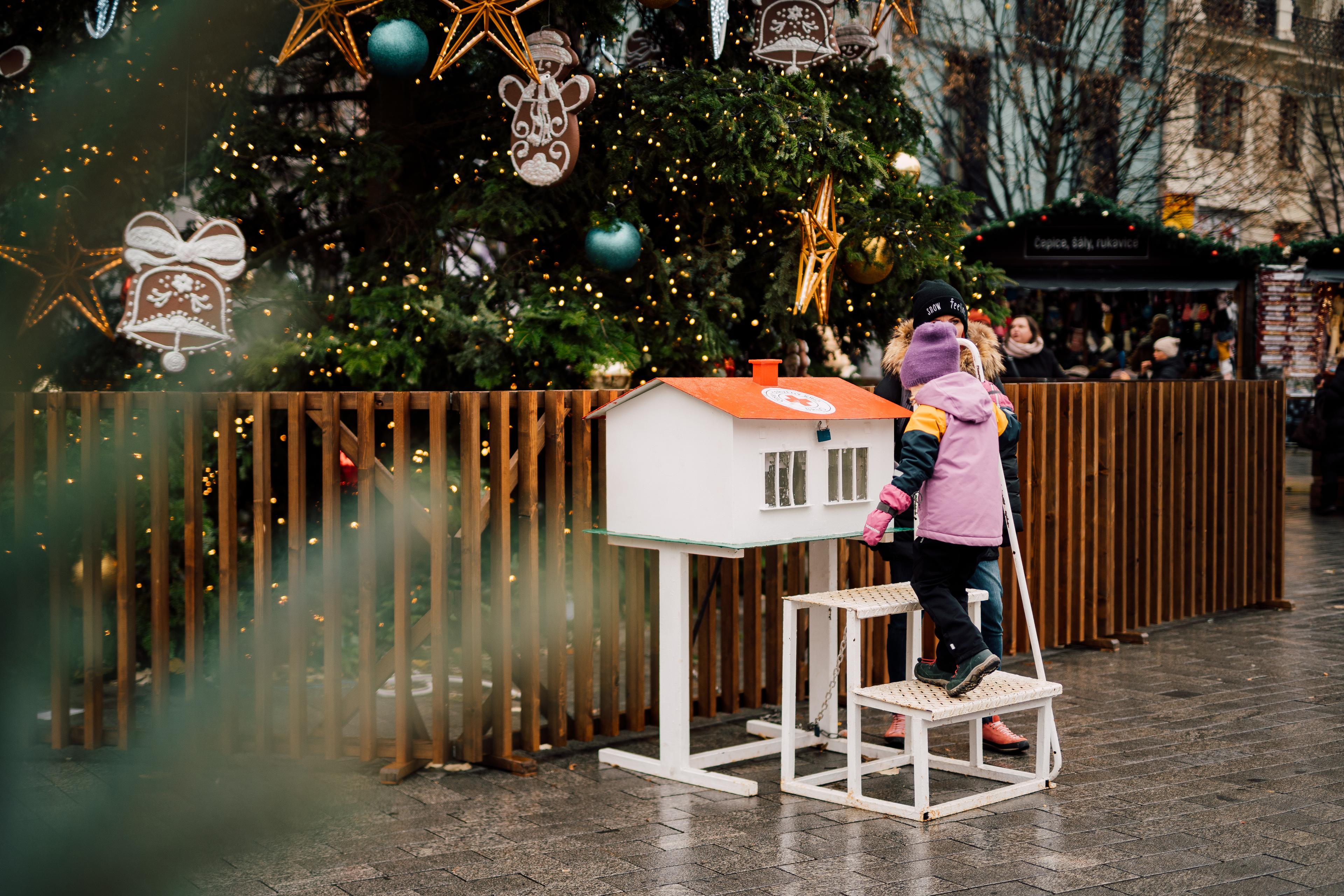 Kasička u Vánočního stromu republiky na náměstí Svobody.