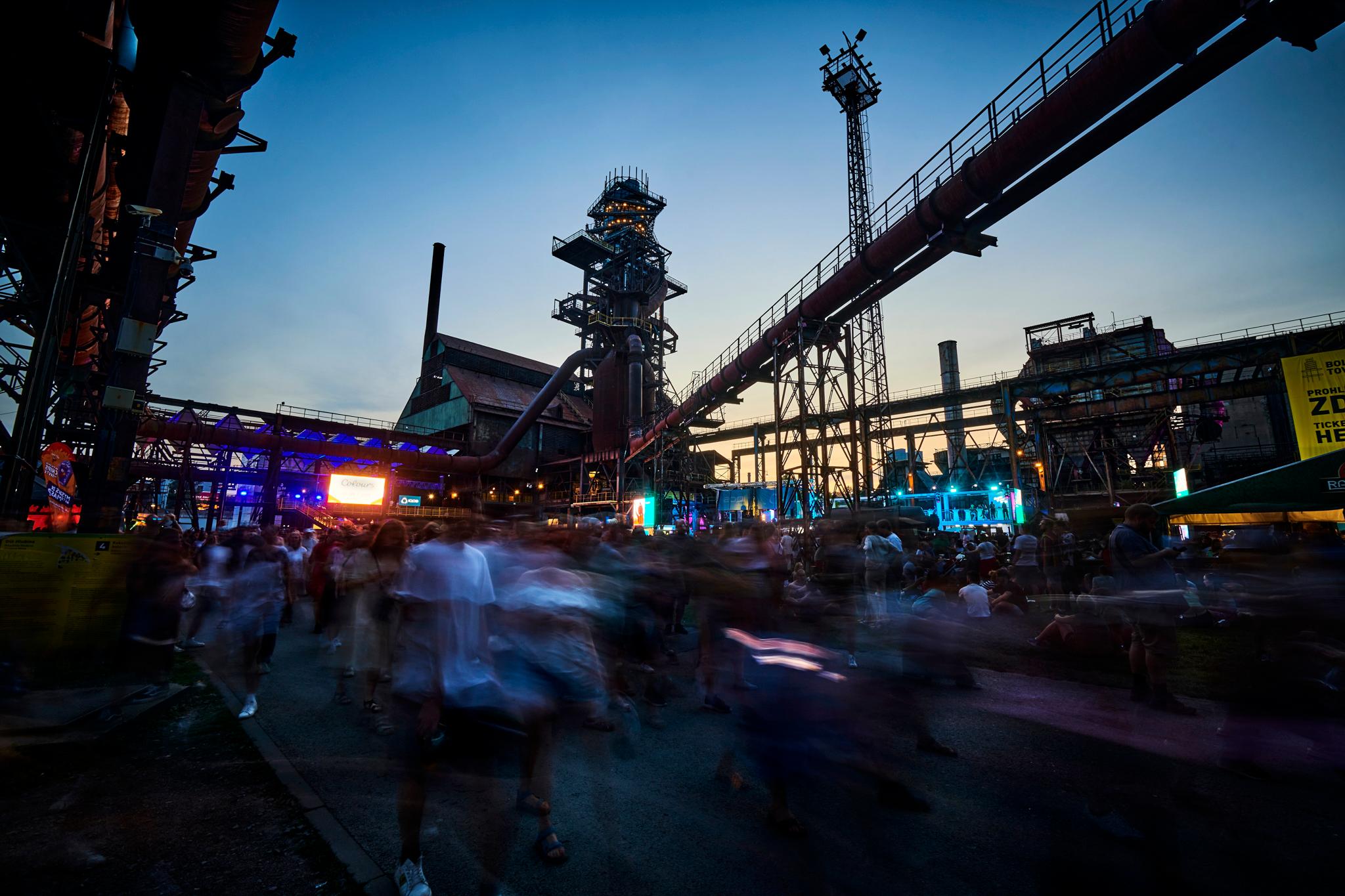 Noční atmosféra na festivalu.