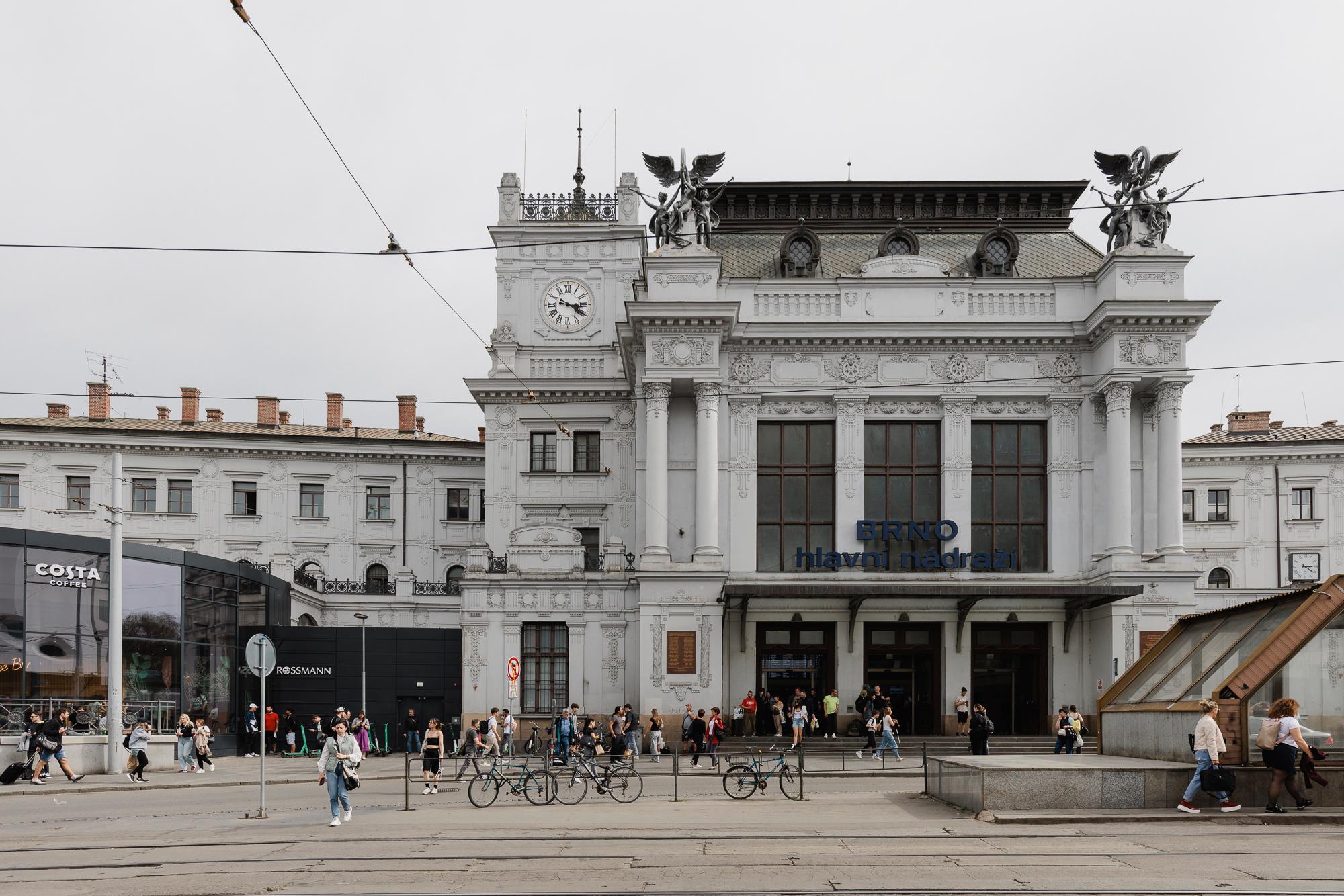 Výpravní budově chybí pravá věž